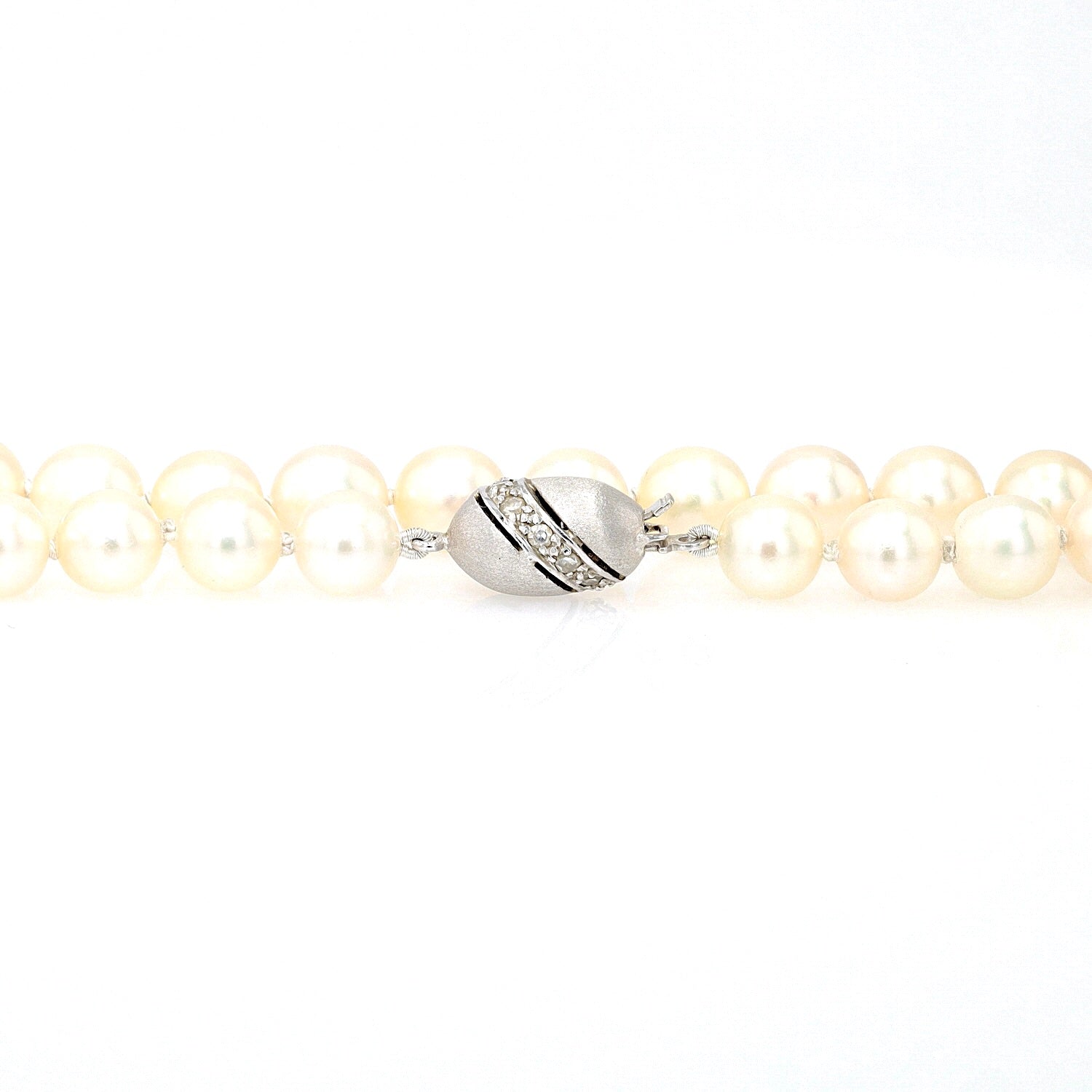 Zuchtperlencollier mit einem Schloss aus 585er Weißgold mit Diamanten, liegend frontal