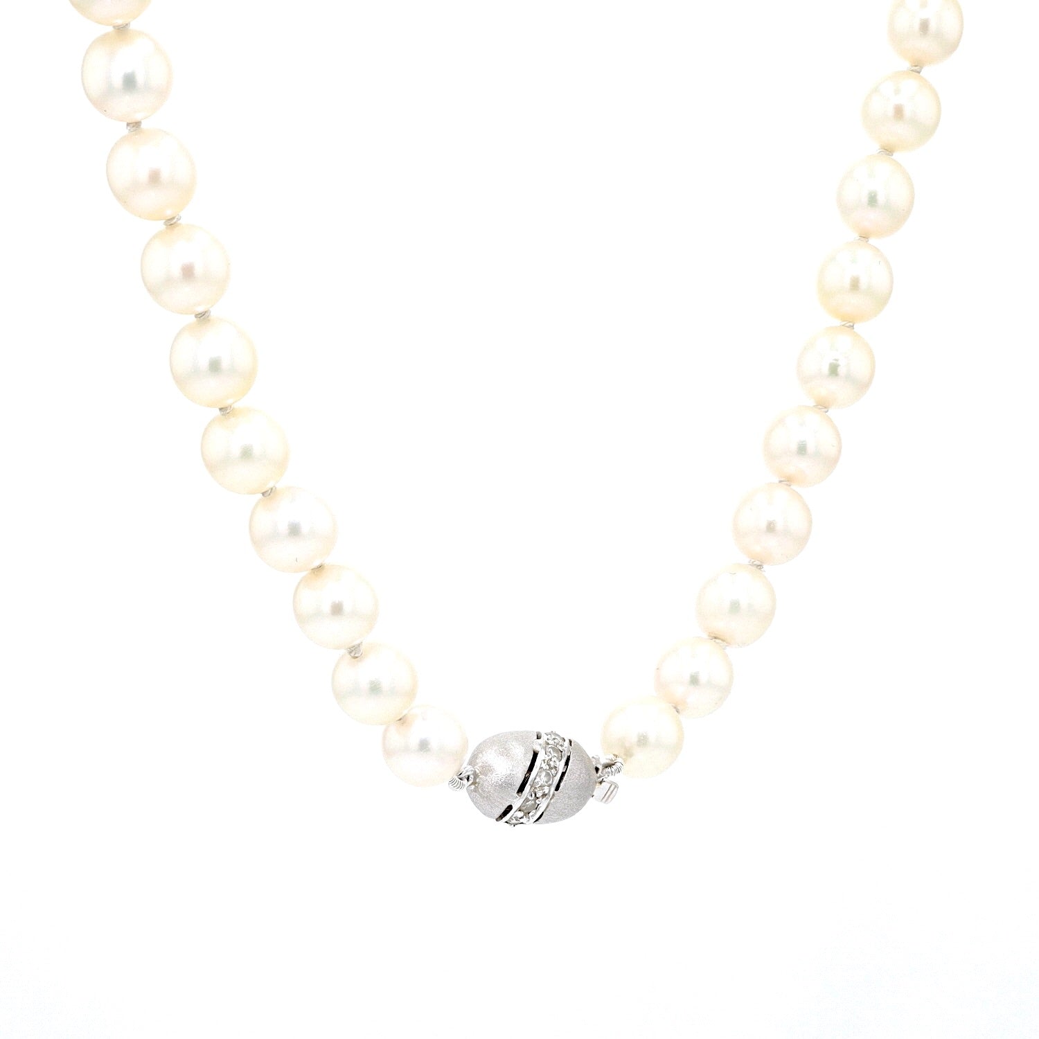 Zuchtperlencollier mit einem Schloss aus 585er Weißgold mit Diamanten, hängend rechts gedreht