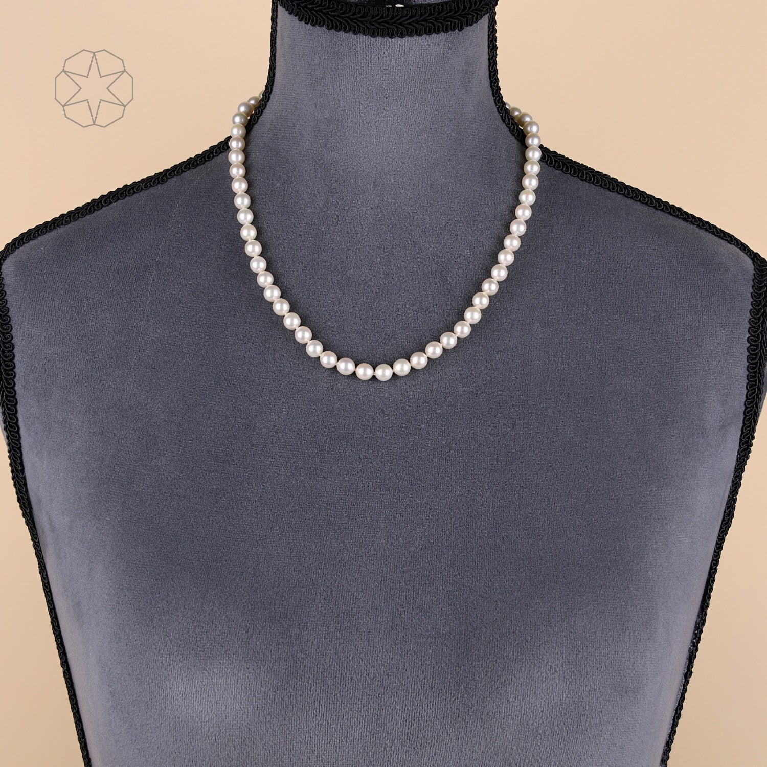 Zuchtperlencollier mit einem Schloss aus 585er Weißgold mit Diamanten, an der Büste