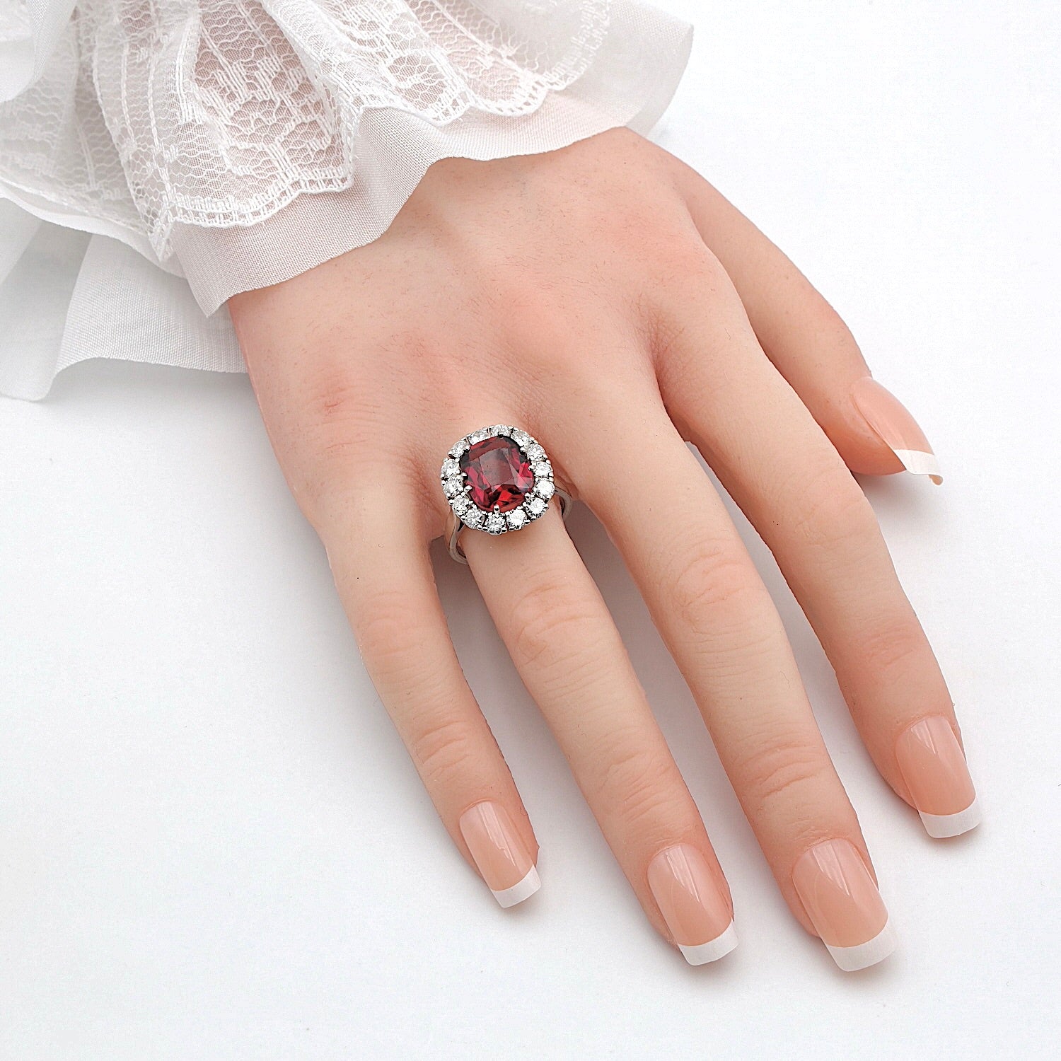 Ring in 750er Weißgold mit einem Turmalin und Brillanten, an der Hand