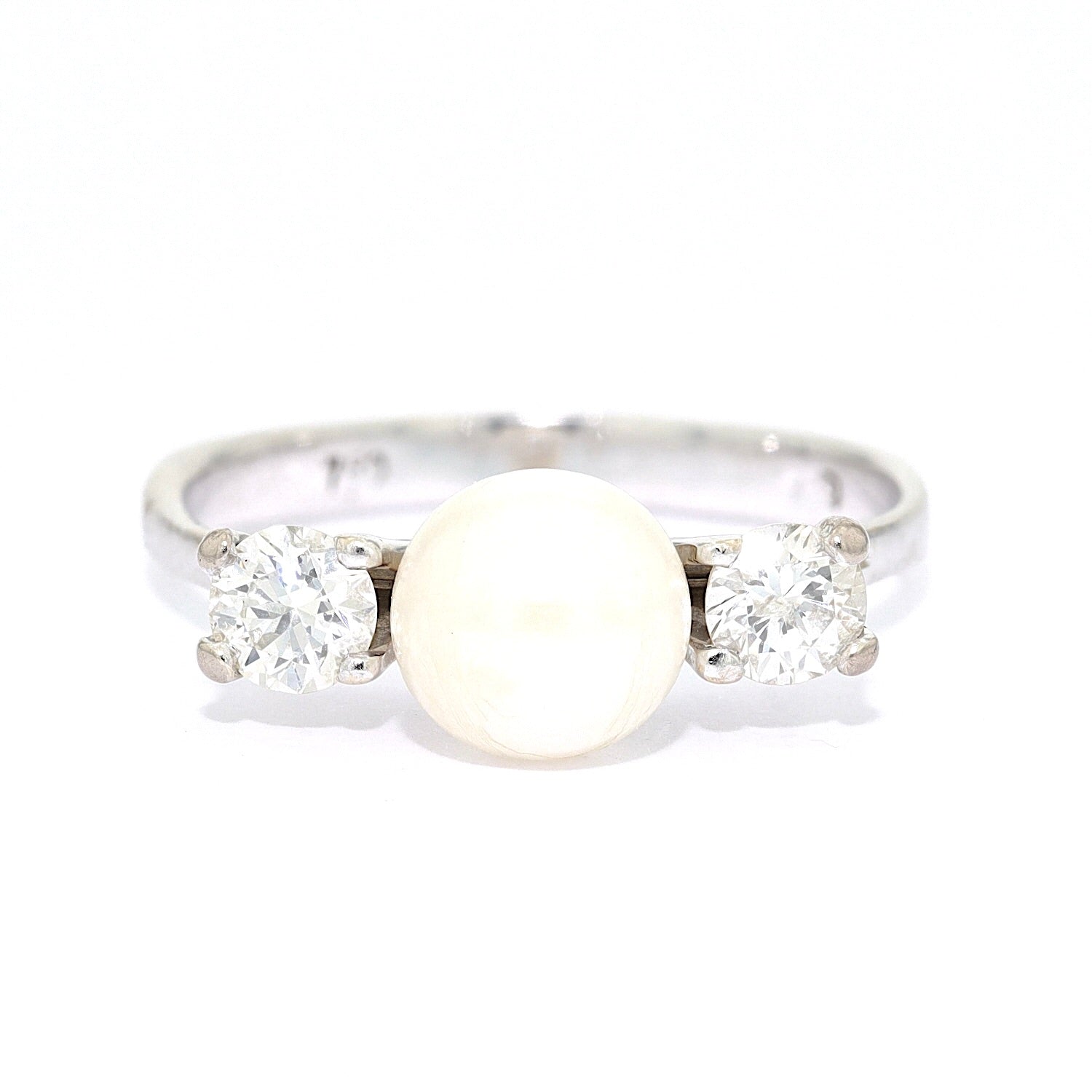 Vintage Ring in 750er Weißgold mit einer Zuchtperlen und Brillanten, liegend frontal