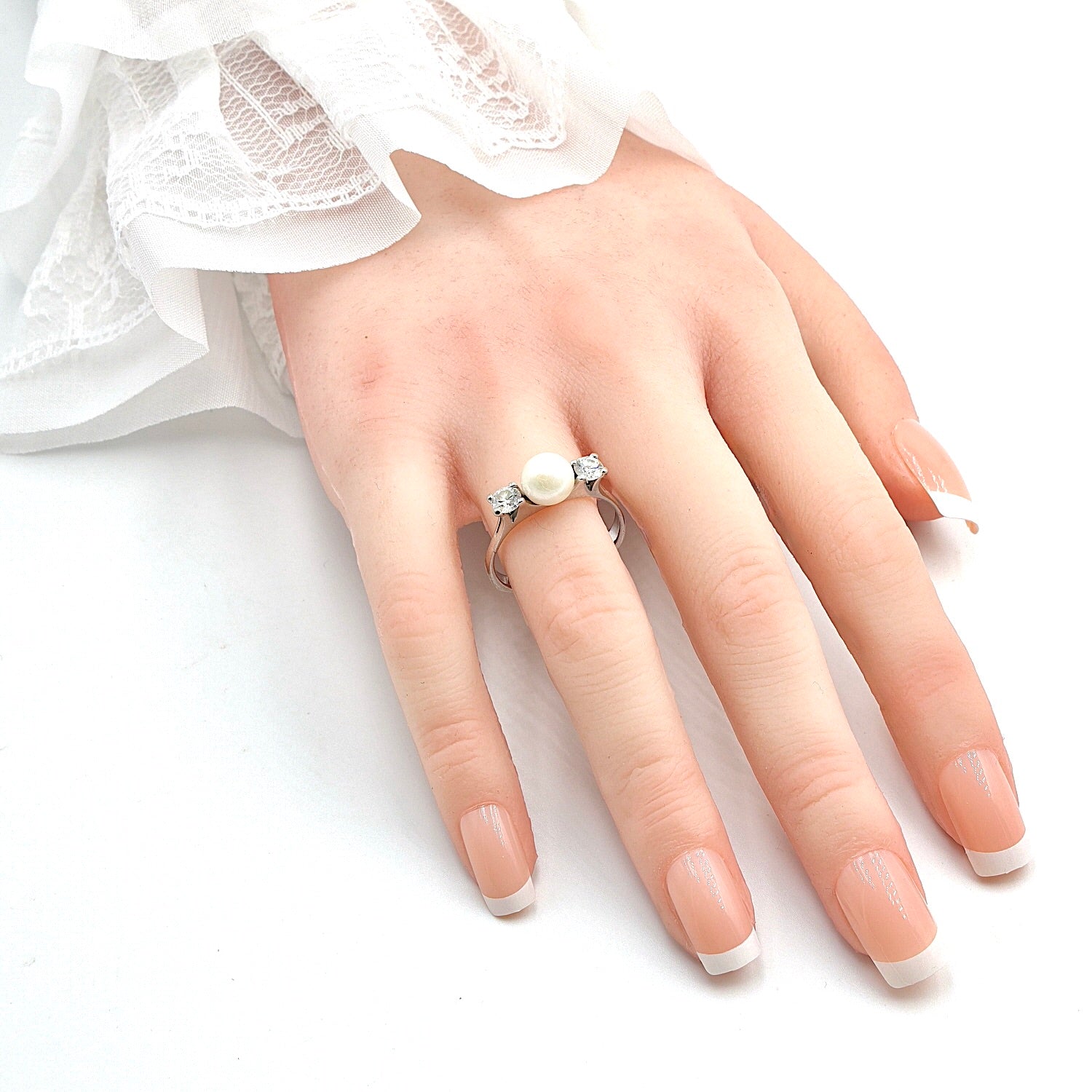 Vintage Ring in 750er Weißgold mit einer Zuchtperlen und Brillanten, an der Hand