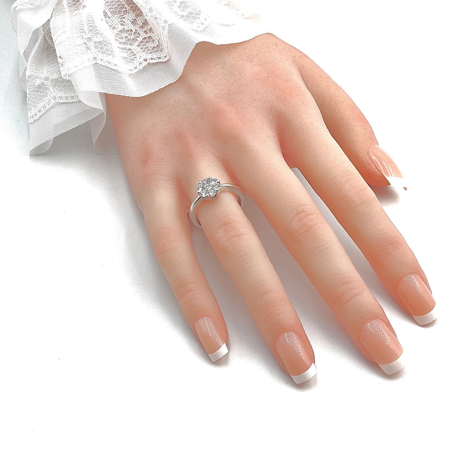 Christ Ring in 585er Weißgold mit Brillanten, an der Hand