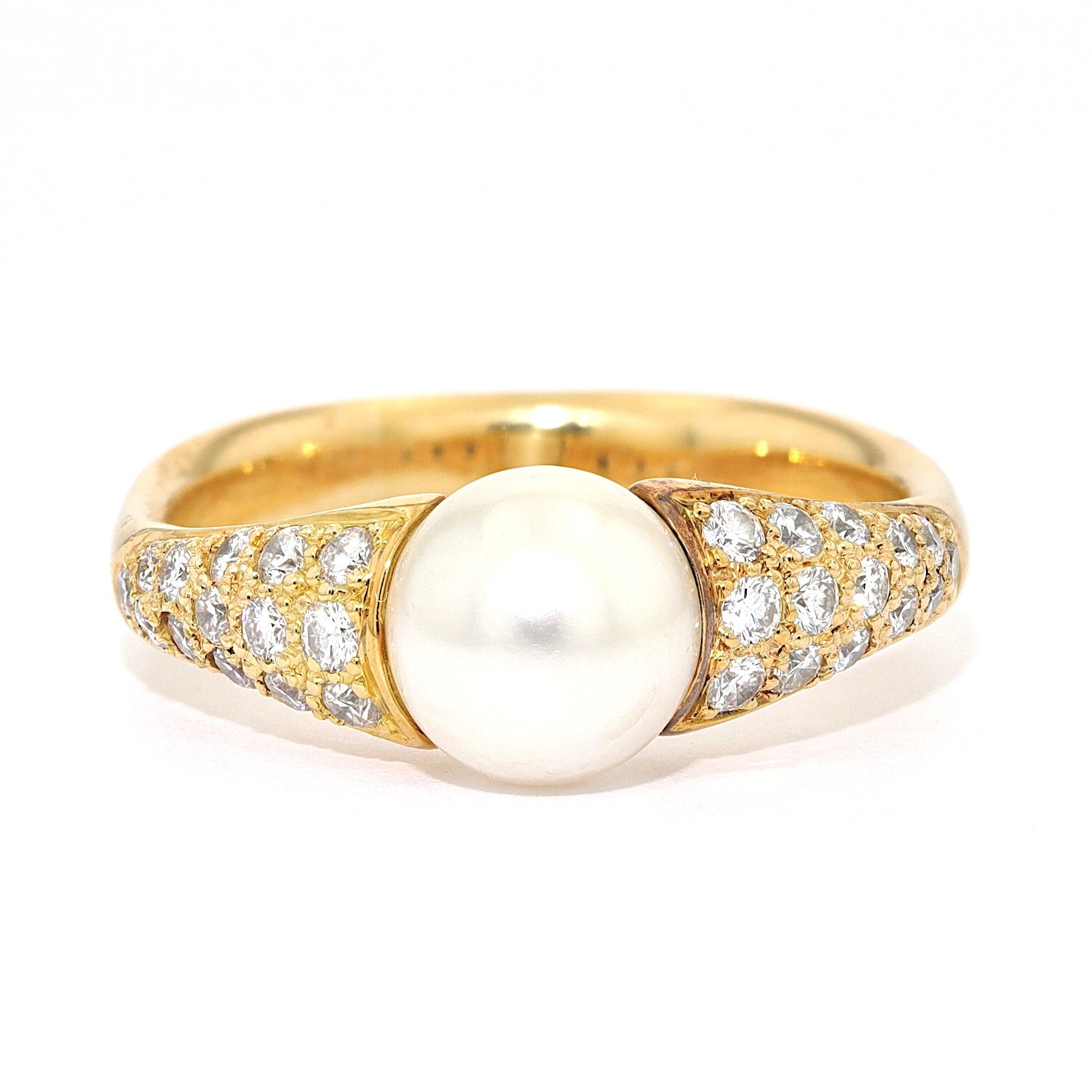 Ring in 750er Gelbgold mit einer Zuchtperle und Brillanten, liegend frontal