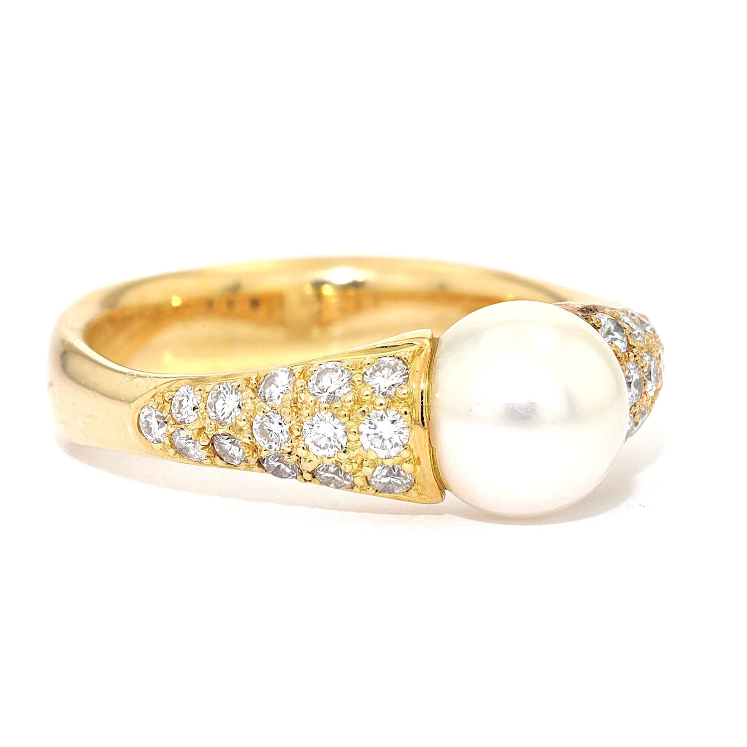 Ring in 750er Gelbgold mit einer Zuchtperle und Brillanten, liegend rechts gedreht