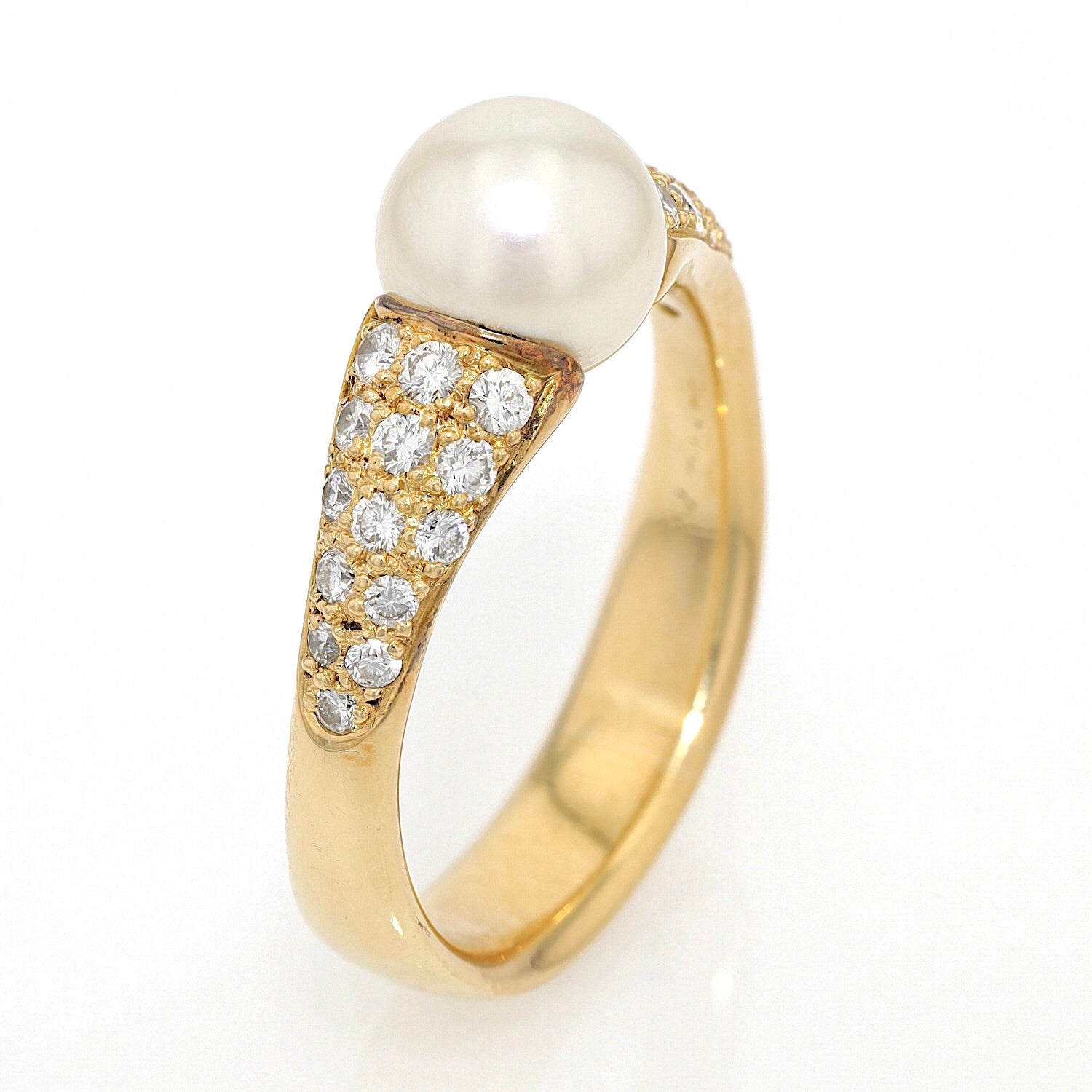 Ring in 750er Gelbgold mit einer Zuchtperle und Brillanten, stehend