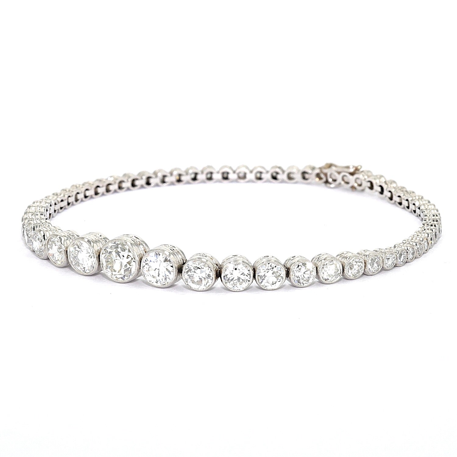 Art Deco Tennisarmband in Platin mit insgesamt ca. 5,1 ct Diamanten im Altschliff, liegend links gedreht