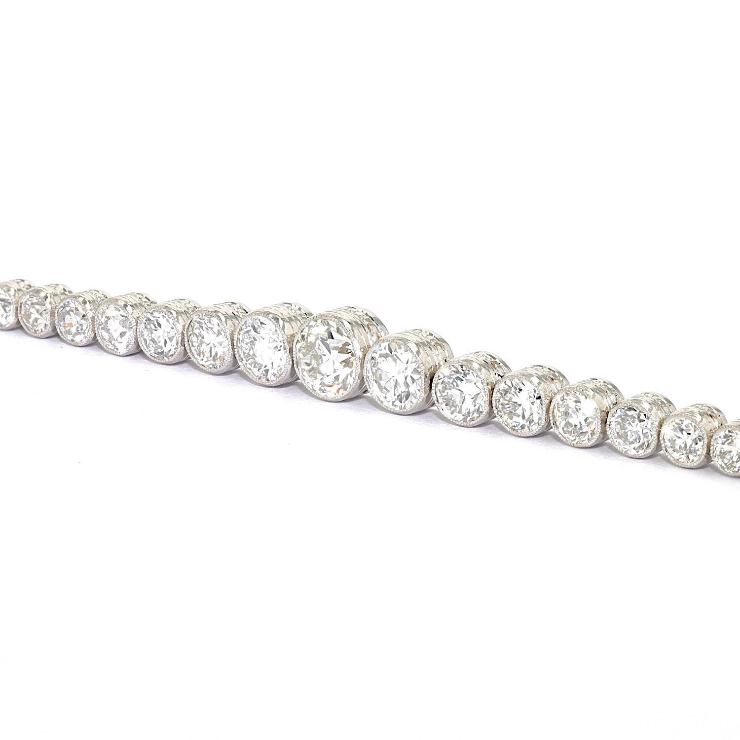 Art Deco Tennisarmband in Platin mit insgesamt ca. 5,1 ct Diamanten im Altschliff, Nahaufnahme liegend links gedreht