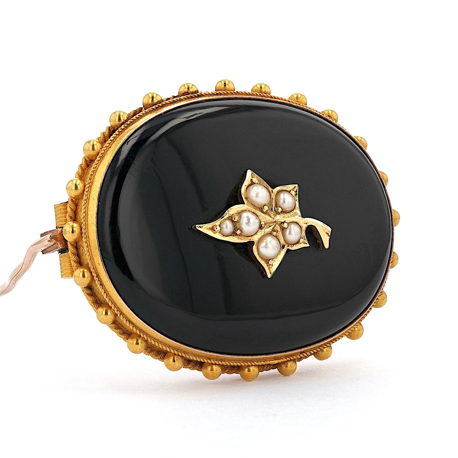 Viktorianische Brosche aus 9 kt Gelbgold mit Onyx und Saatperlen, liegend rechts gedreht