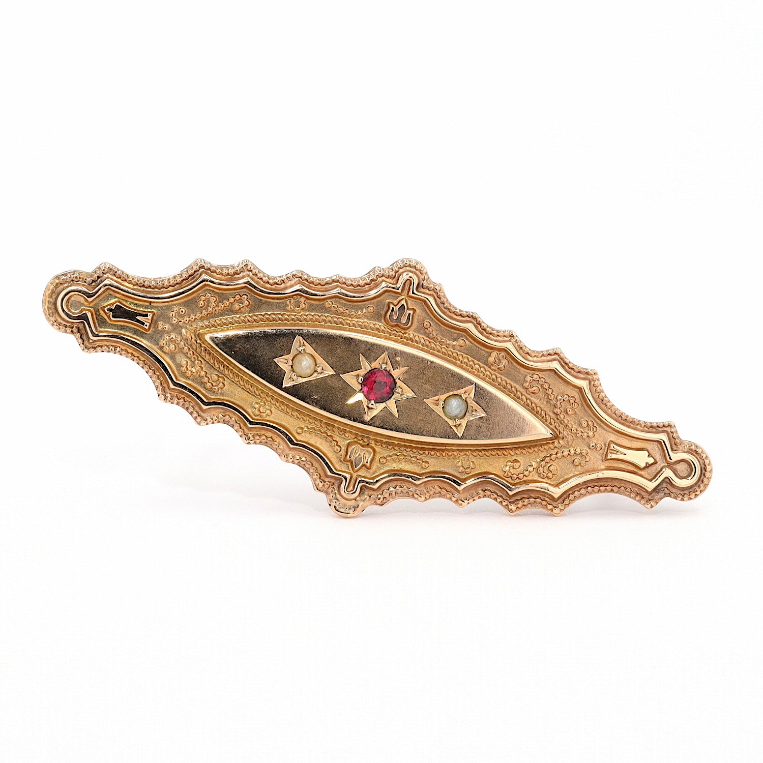 Brosche um 1900 in 9 ct Rotold mit Granat und Saatperlen, liegend frontal