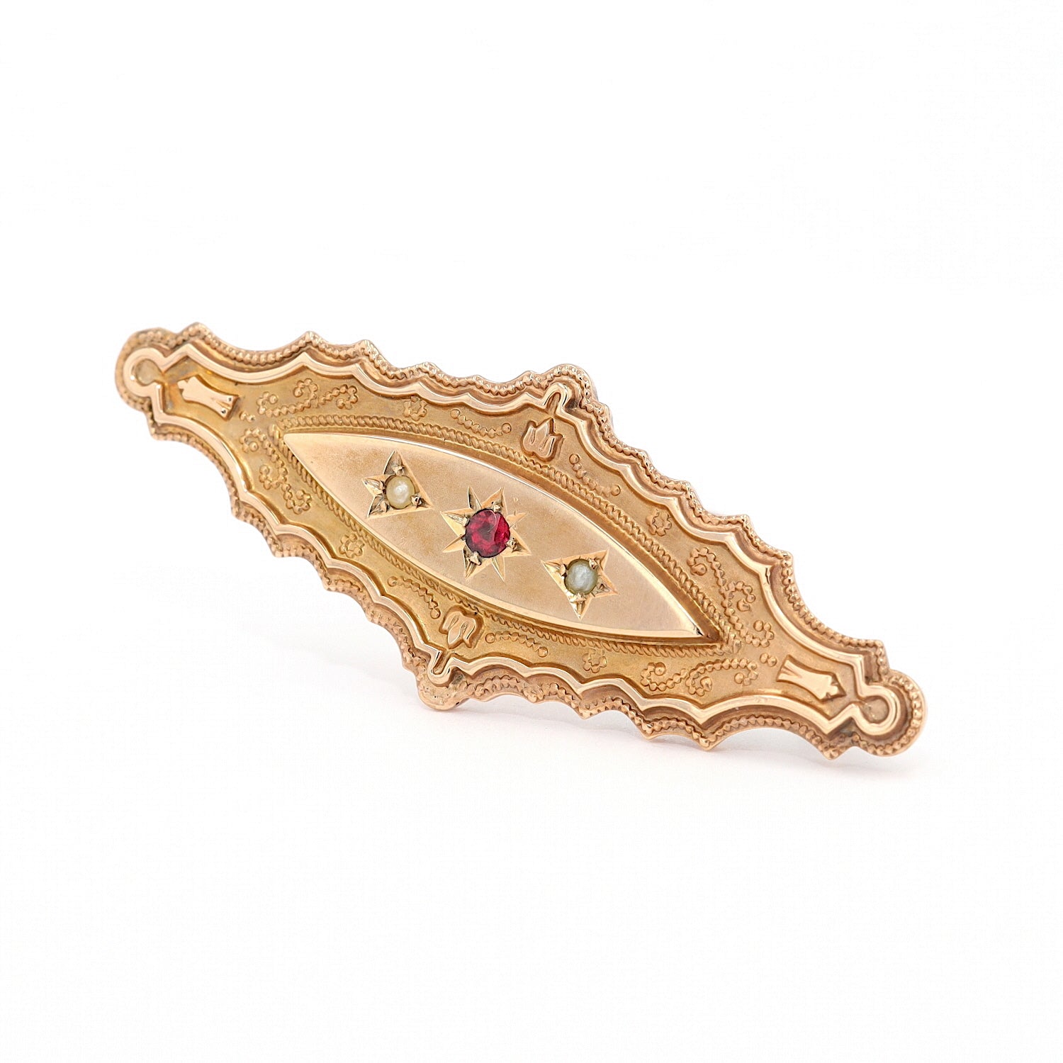 Brosche um 1900 in 9 ct Rotold mit Granat und Saatperlen, liegend links gedreht