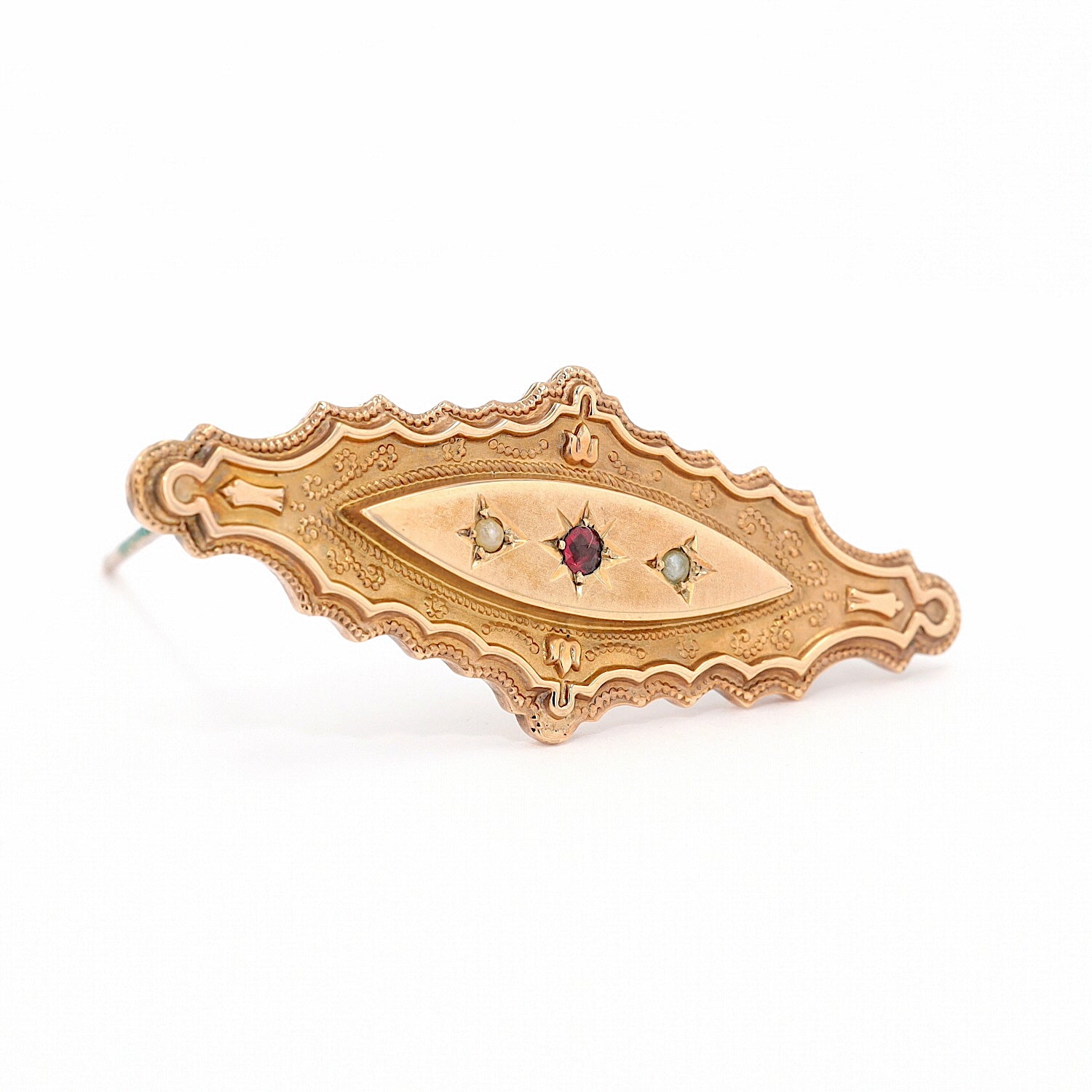 Brosche um 1900 in 9 ct Rotold mit Granat und Saatperlen, liegend rechts gedreht