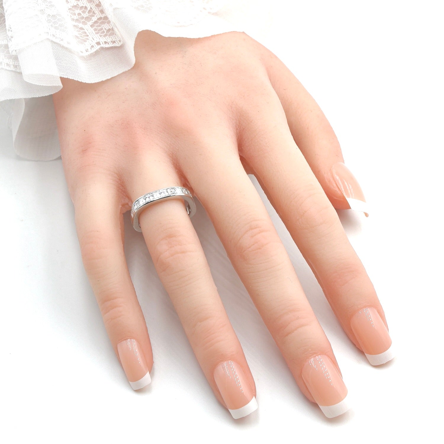 Ring in 750er Weißgold mit Diamanten, ges. ca. 1,2 ct, an der Hand