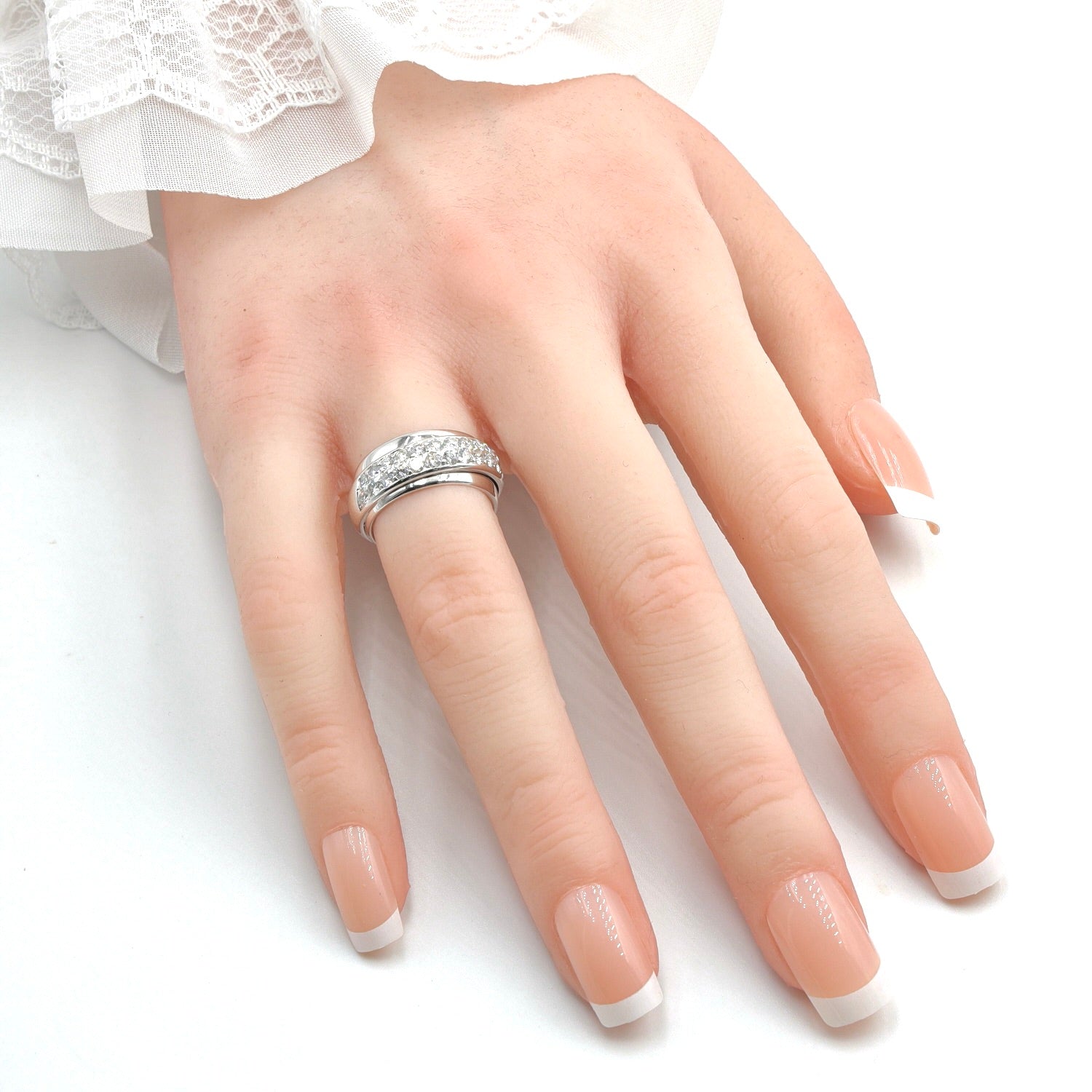 Ring in 750er Weißgold mit ca. 1 ct. Brillanten, an der Hand