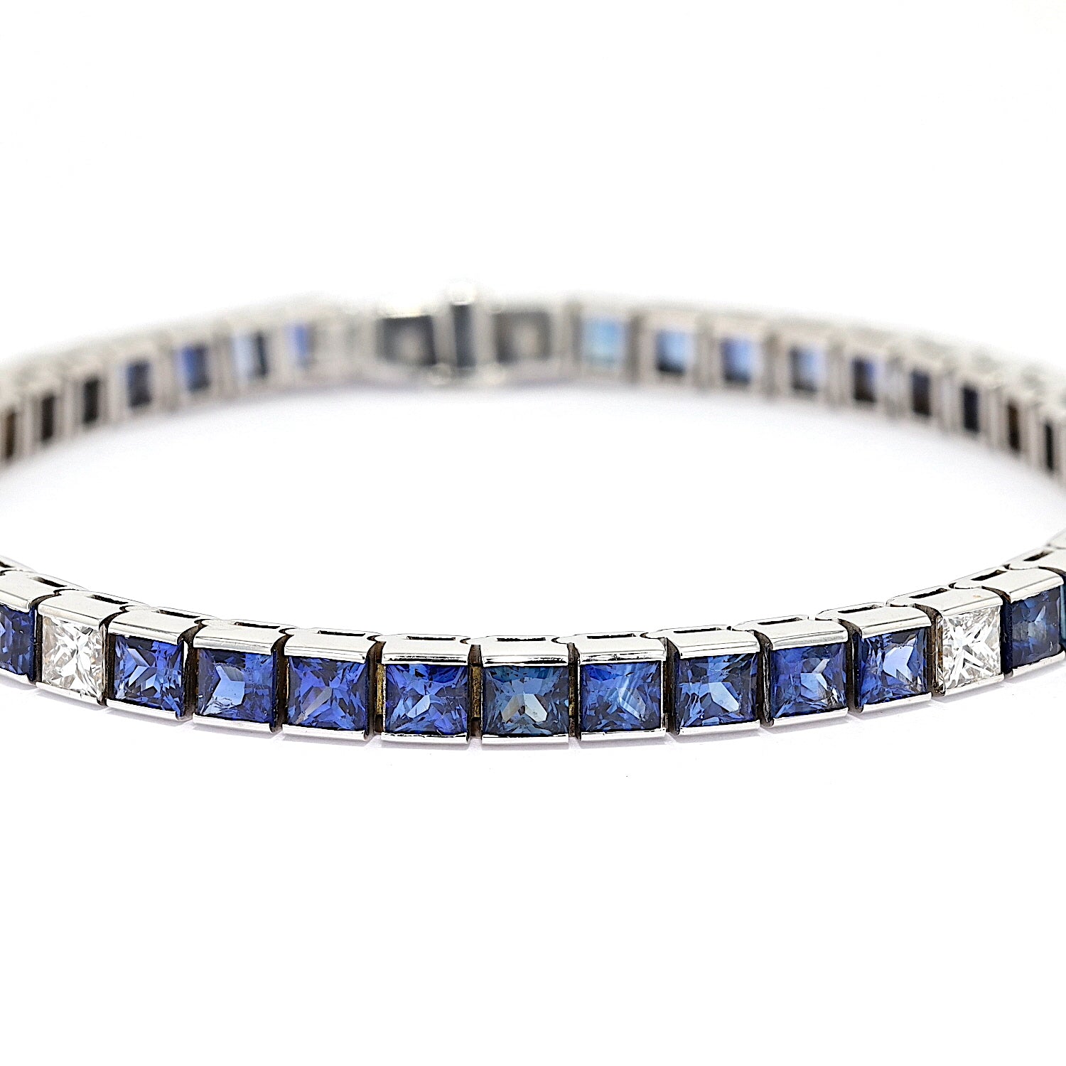 Armband in 750er Weißgold mit ingesamt ca. 12,6 ct Saphiren und ca. 1,25 ct Diamanten , liegend frontal Nahaufnahme