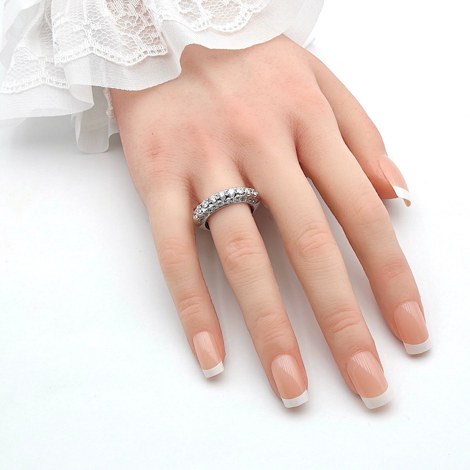 Ring in 750er Weißgold mit Brillanten, gesamt ca. 1,0 ct, an der Hand