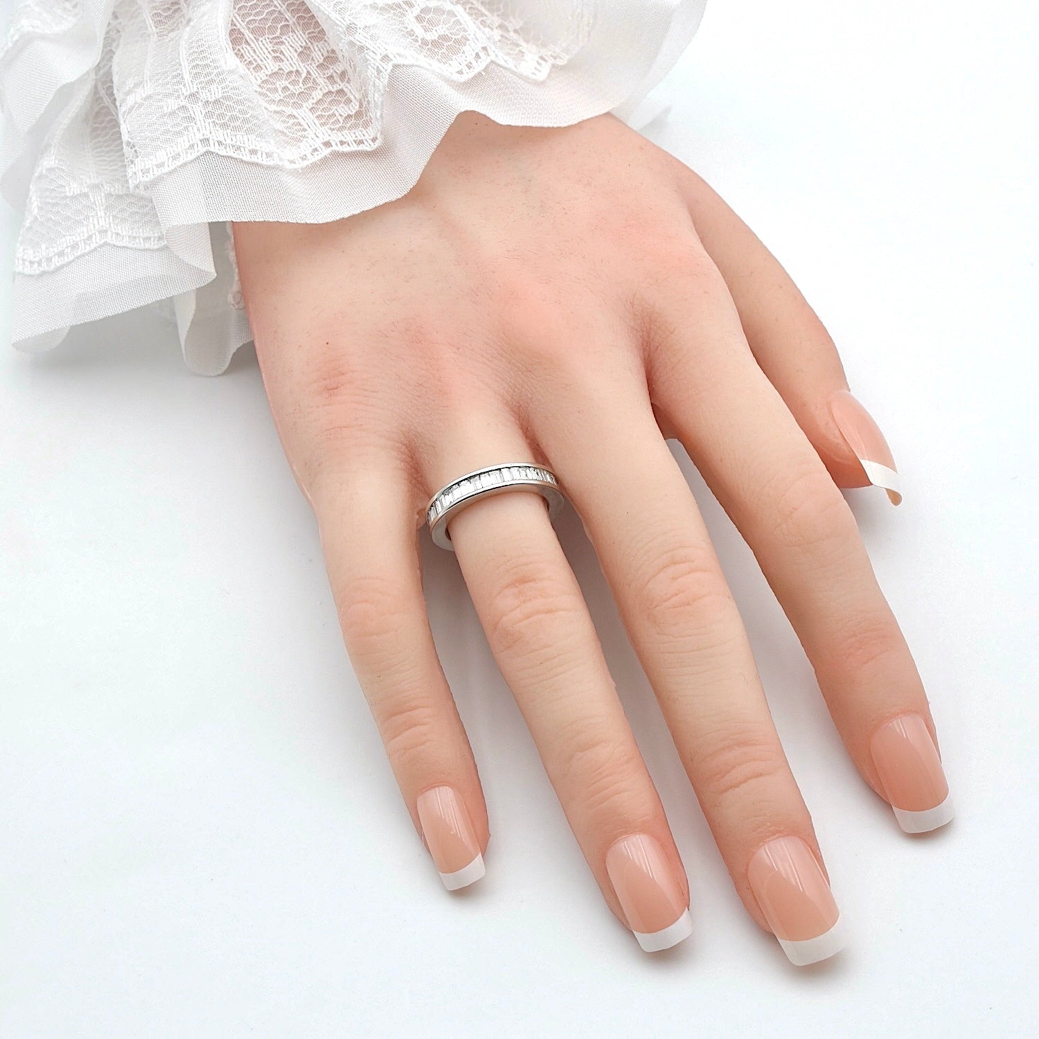 Damenring in 750er Weißgold mit Diamanten im Baguetteschliff, gesamt ca. 3 ct, an der Hand