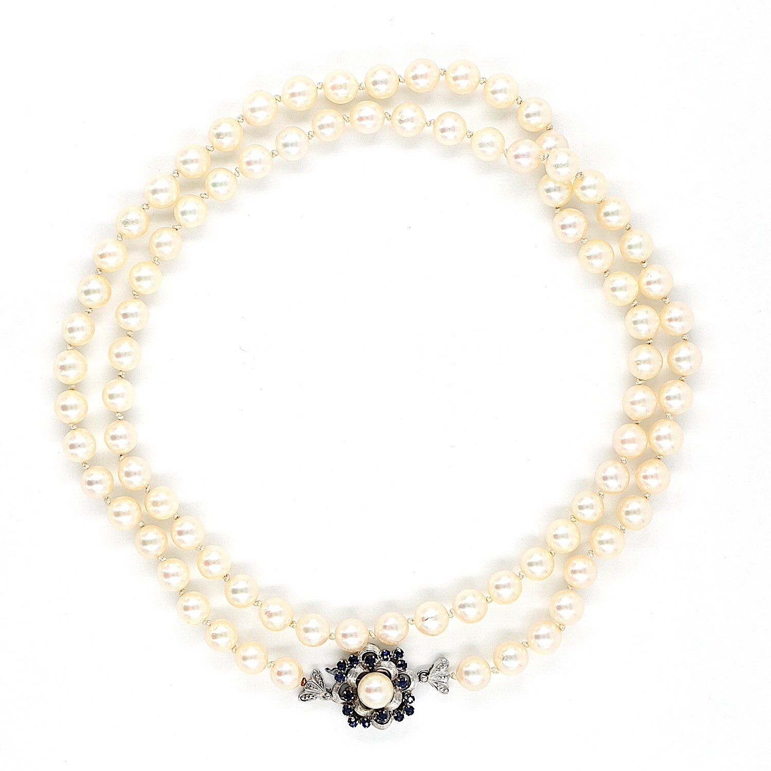 Collier mit Akoya-Zuchtperlen und einem Schloss aus 585er Weißgold mit Saphiren, liegend Draufsicht