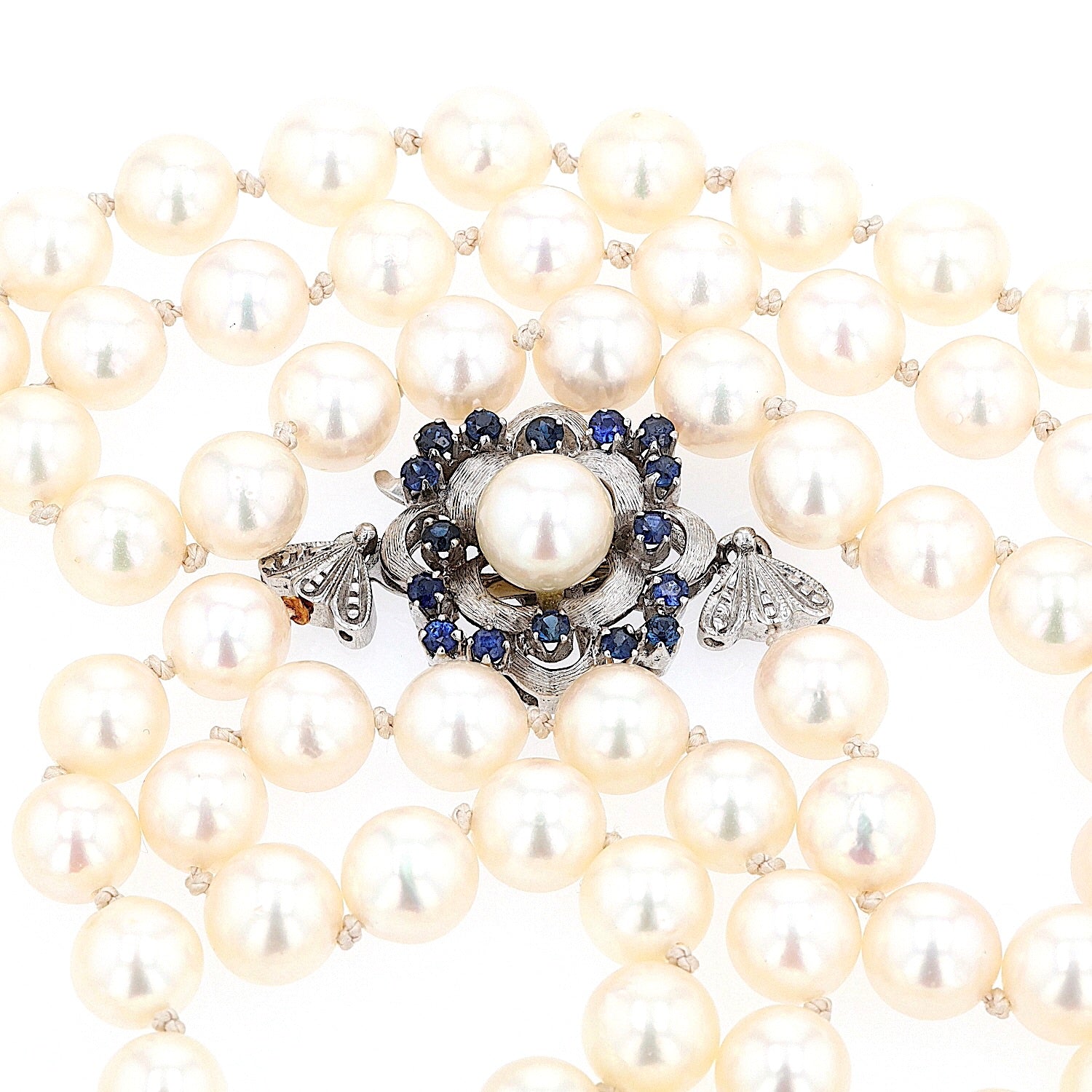 Collier mit Akoya-Zuchtperlen und einem Schloss aus 585er Weißgold mit Saphiren, liegend frontal