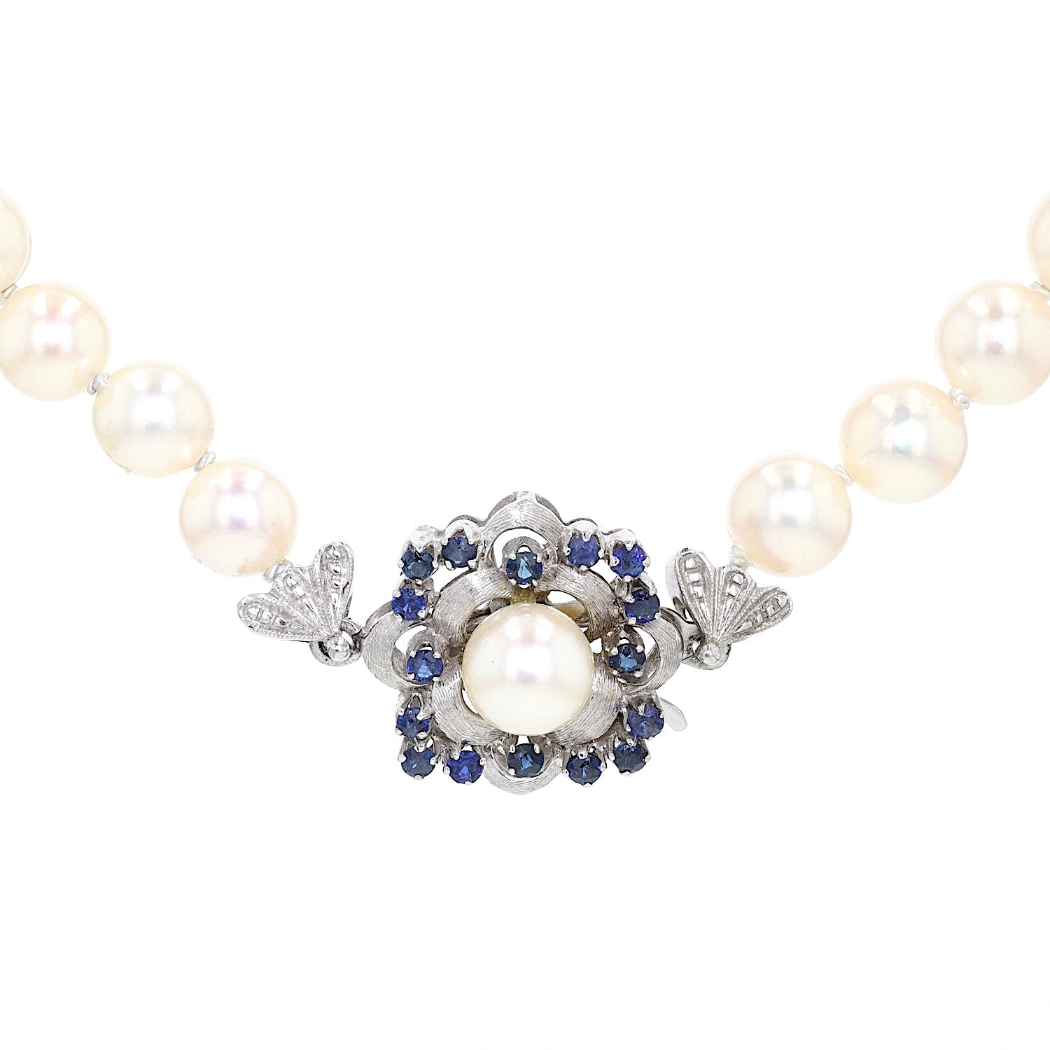 Collier mit Akoya-Zuchtperlen und einem Schloss aus 585er Weißgold mit Saphiren, hängend frontal