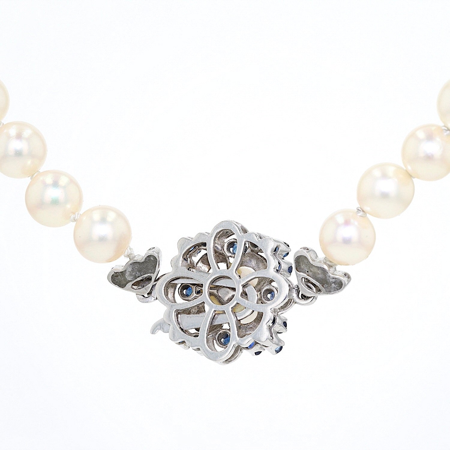 Collier mit Akoya-Zuchtperlen und einem Schloss aus 585er Weißgold mit Saphiren, hängend Rückseite
