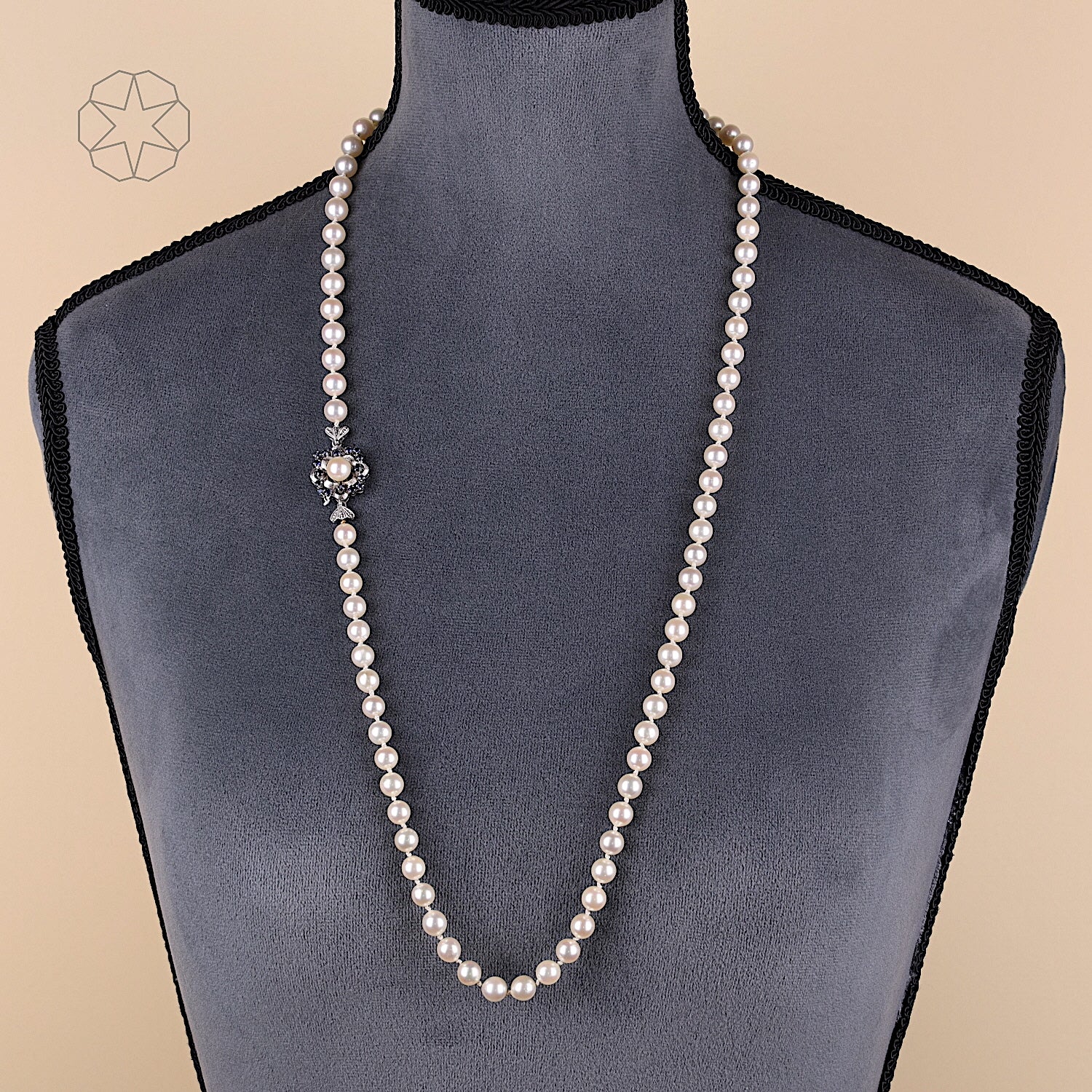 Collier mit Akoya-Zuchtperlen und einem Schloss aus 585er Weißgold mit Saphiren, an der Büste