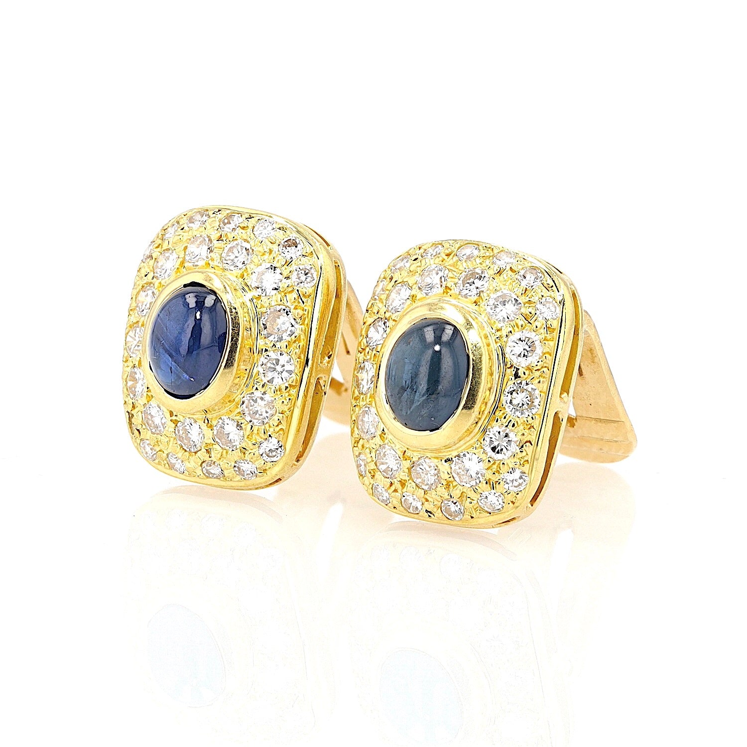 1 Paar Ohrstecker in 750er Gelbgold mit Saphir-Cabochons und Brillanten, ges. ca. 2 ct, liegend links gedreht