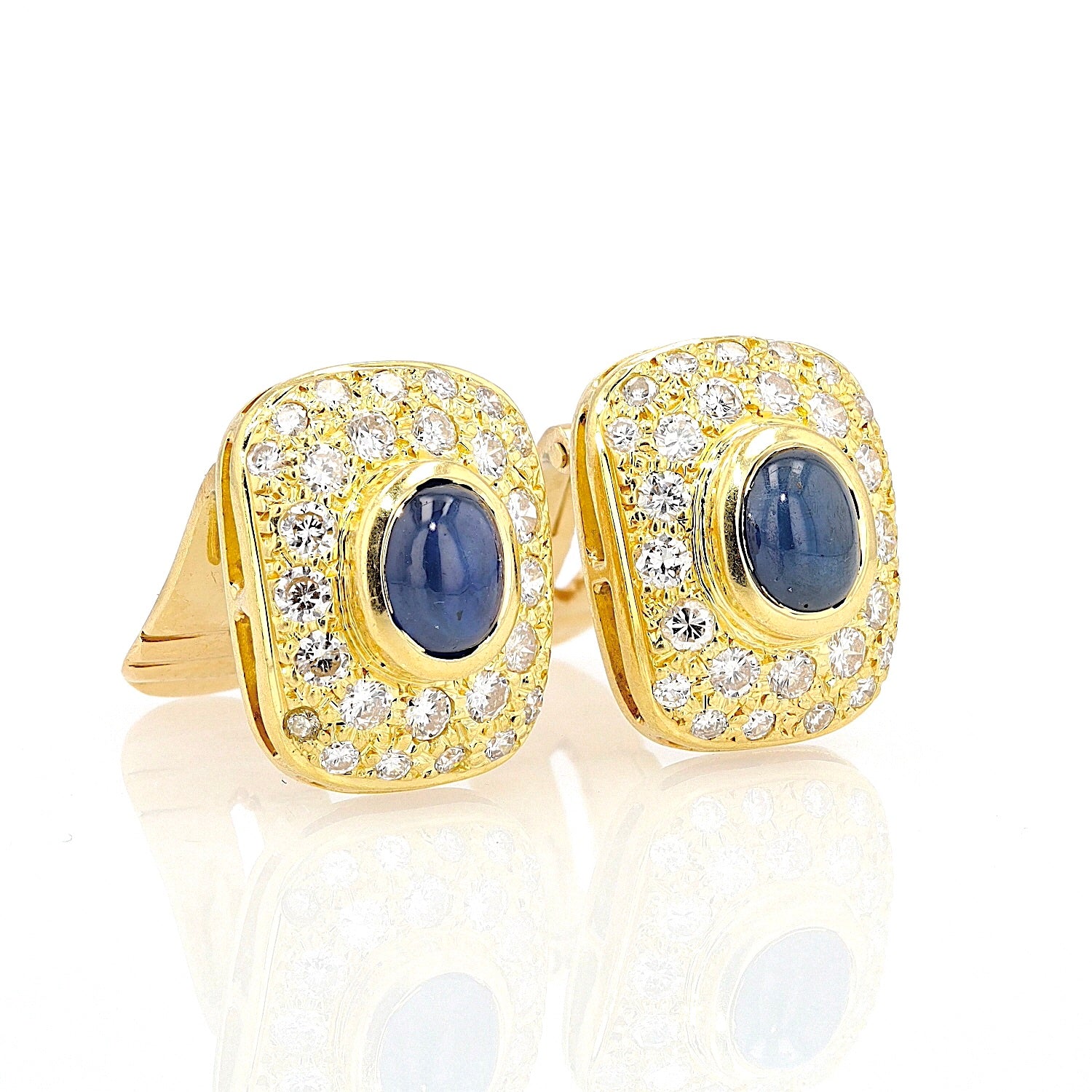 1 Paar Ohrstecker in 750er Gelbgold mit Saphir-Cabochons und Brillanten, ges. ca. 2 ct, liegend rechts gedreht