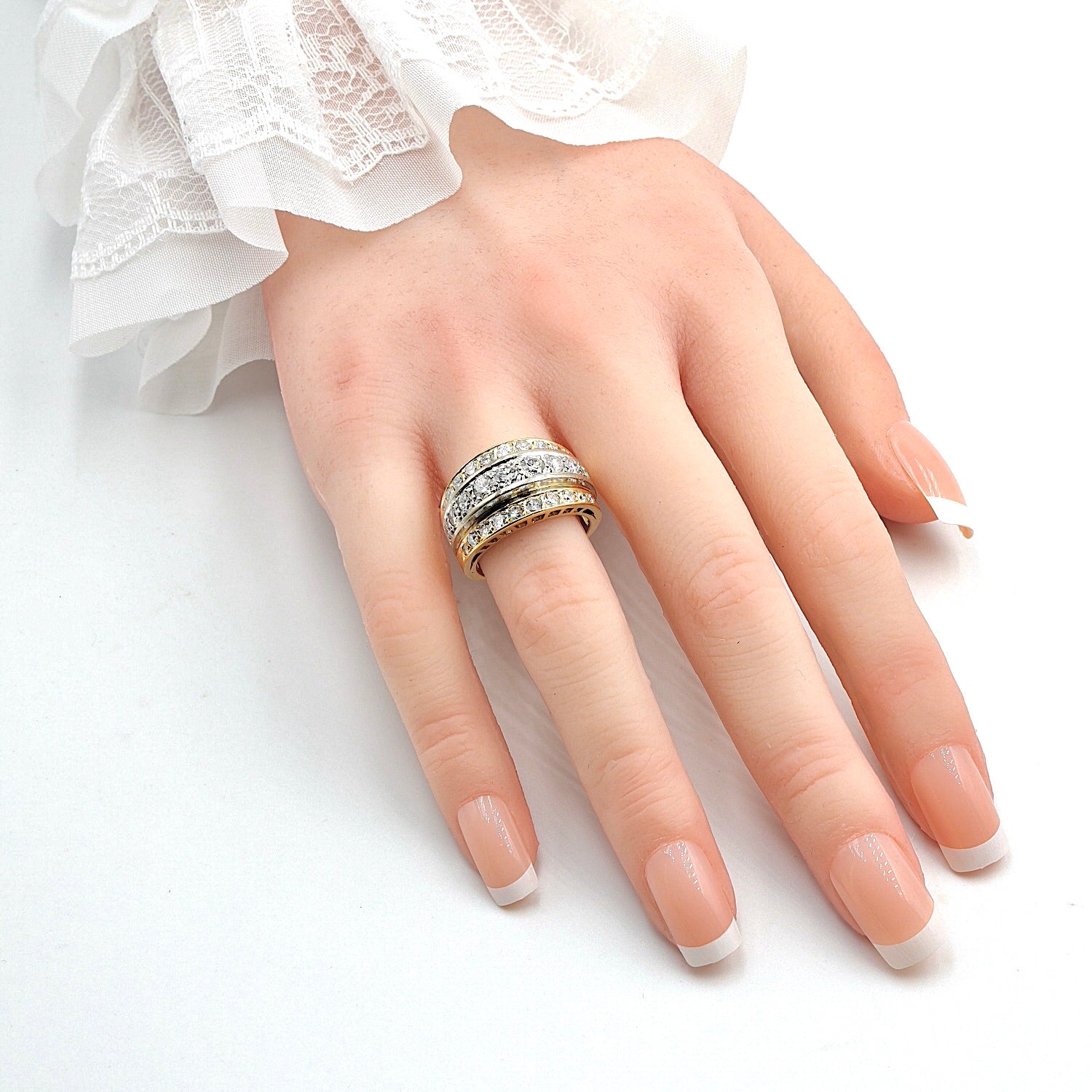 Ring in 750er Bicolor Gold mit insgesamt ca. 1,6 ct Brillanten, an der Hand