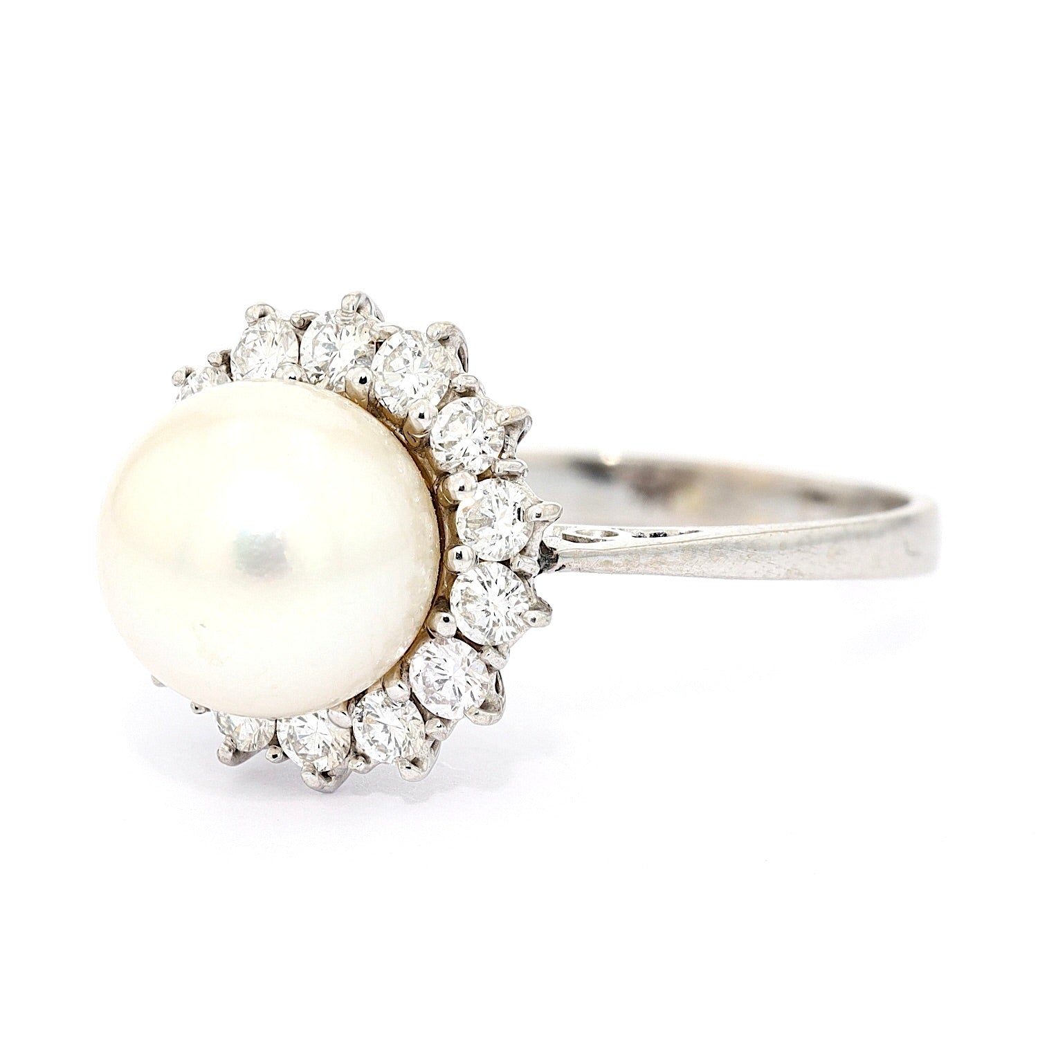 Vintage Ring in 750er Weißgold mit einer Zuchtperle und Brillanten, liegend links gedreht