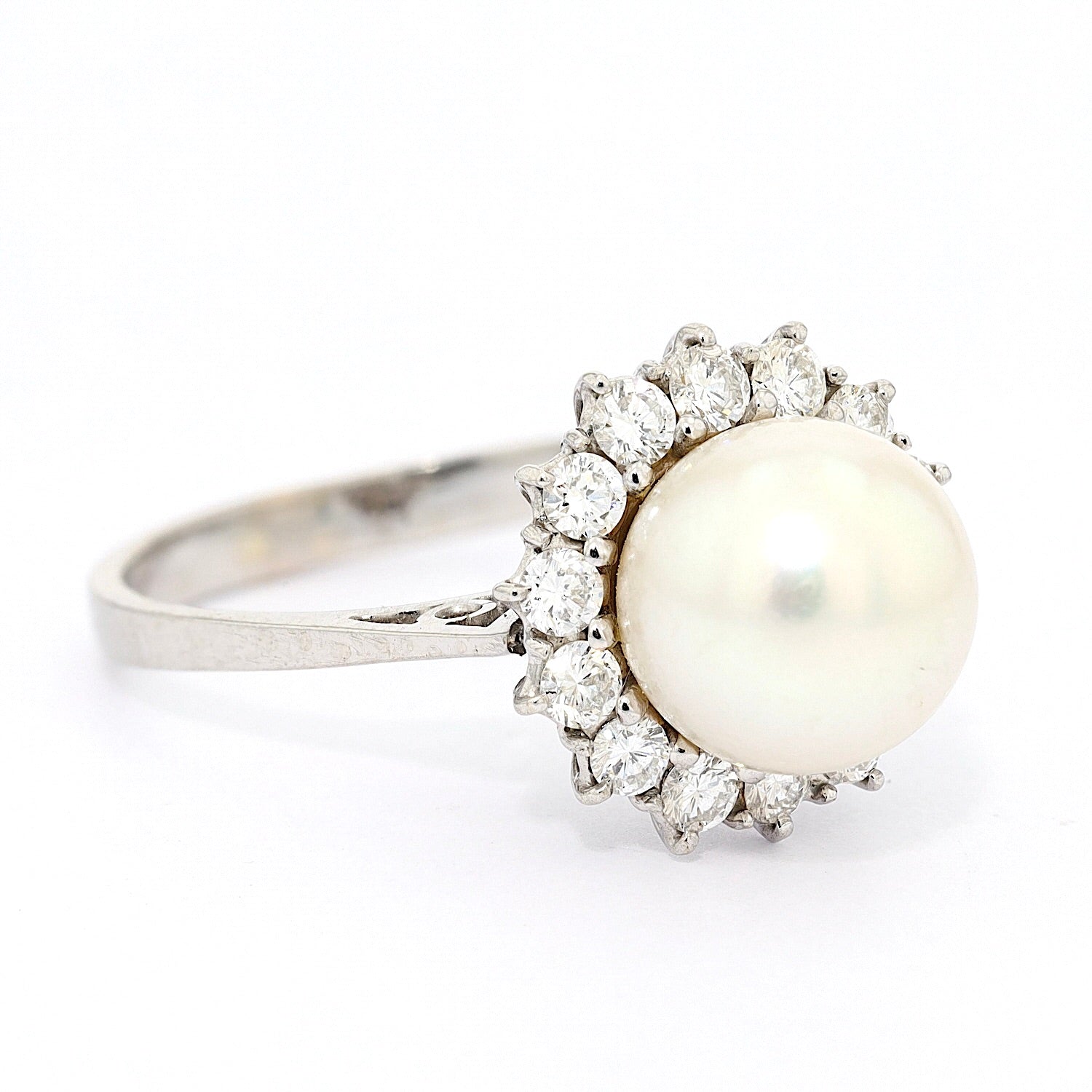 Vintage Ring in 750er Weißgold mit einer Zuchtperle und Brillanten, liegend rechts gedreht