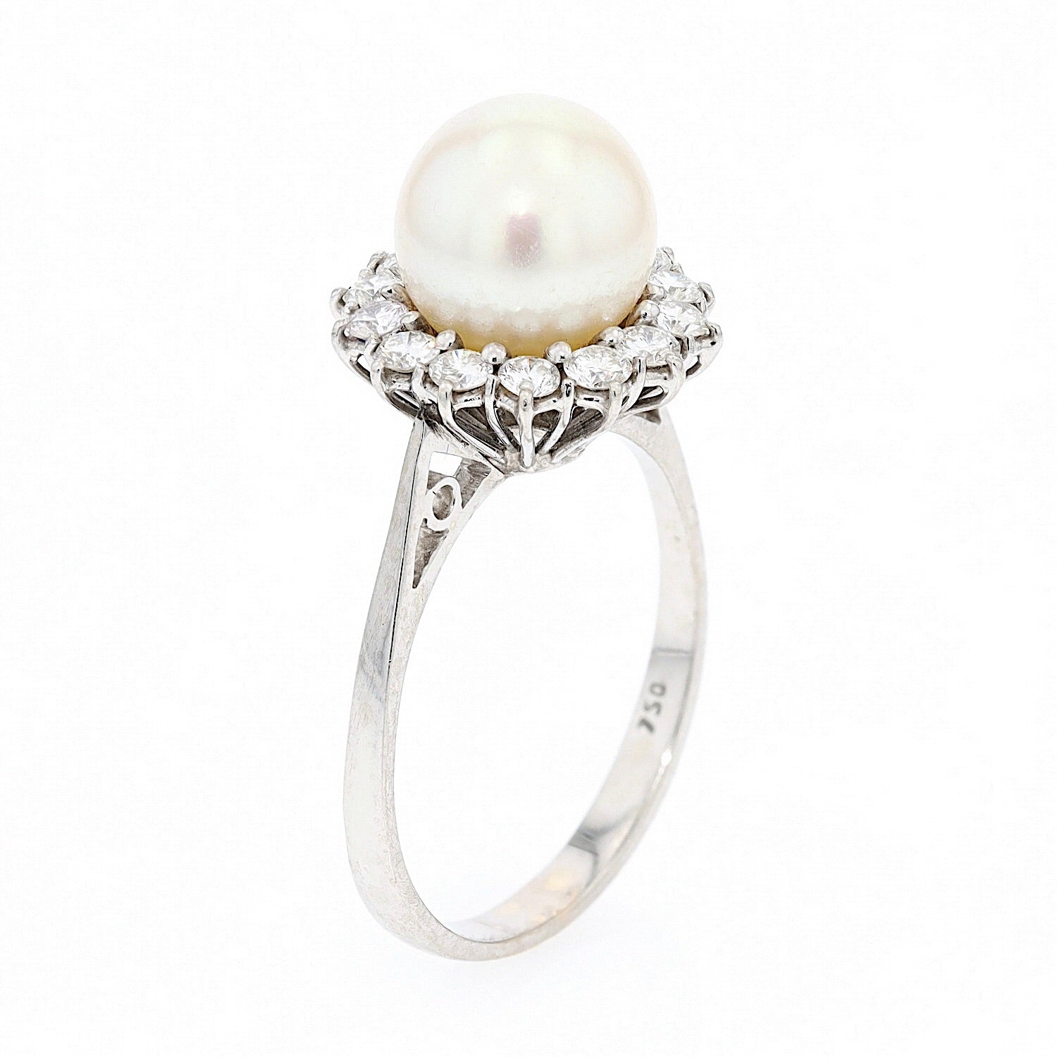 Vintage Ring in 750er Weißgold mit einer Zuchtperle und Brillanten, stehend