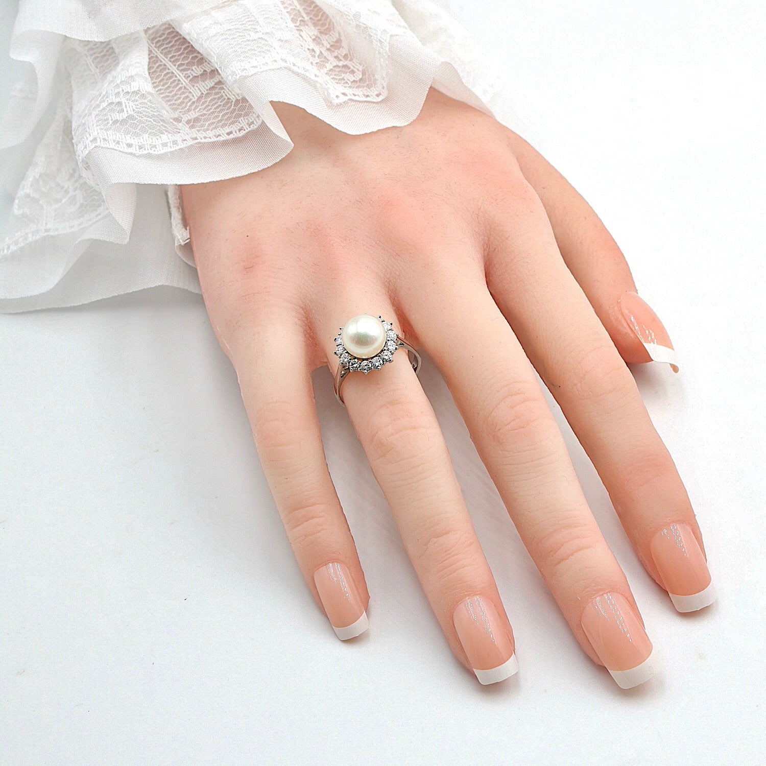 Vintage Ring in 750er Weißgold mit einer Zuchtperle und Brillanten, an der Hand