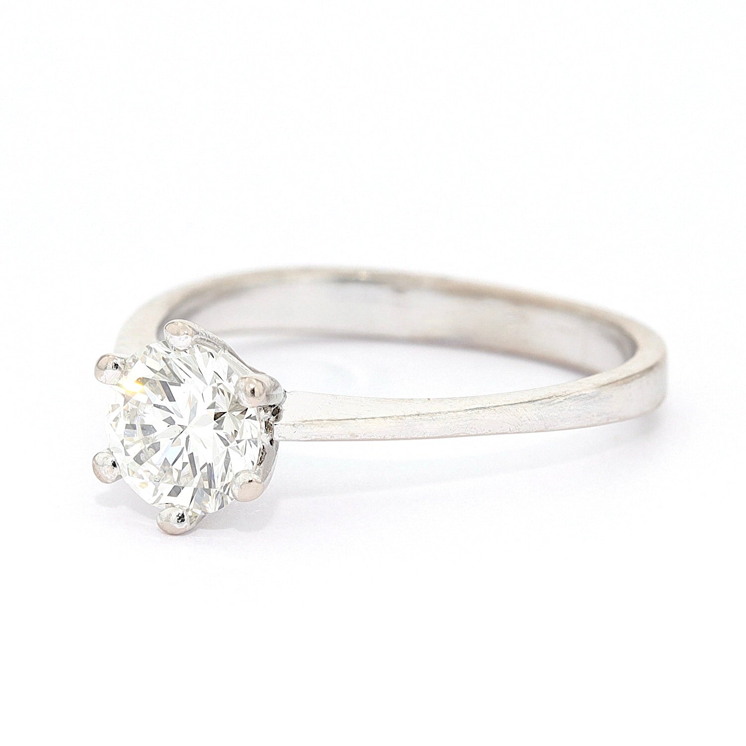 Ring in 750er Weißgold mit einem Brillanten ca. 0,90 ct, liegend links gedreht
