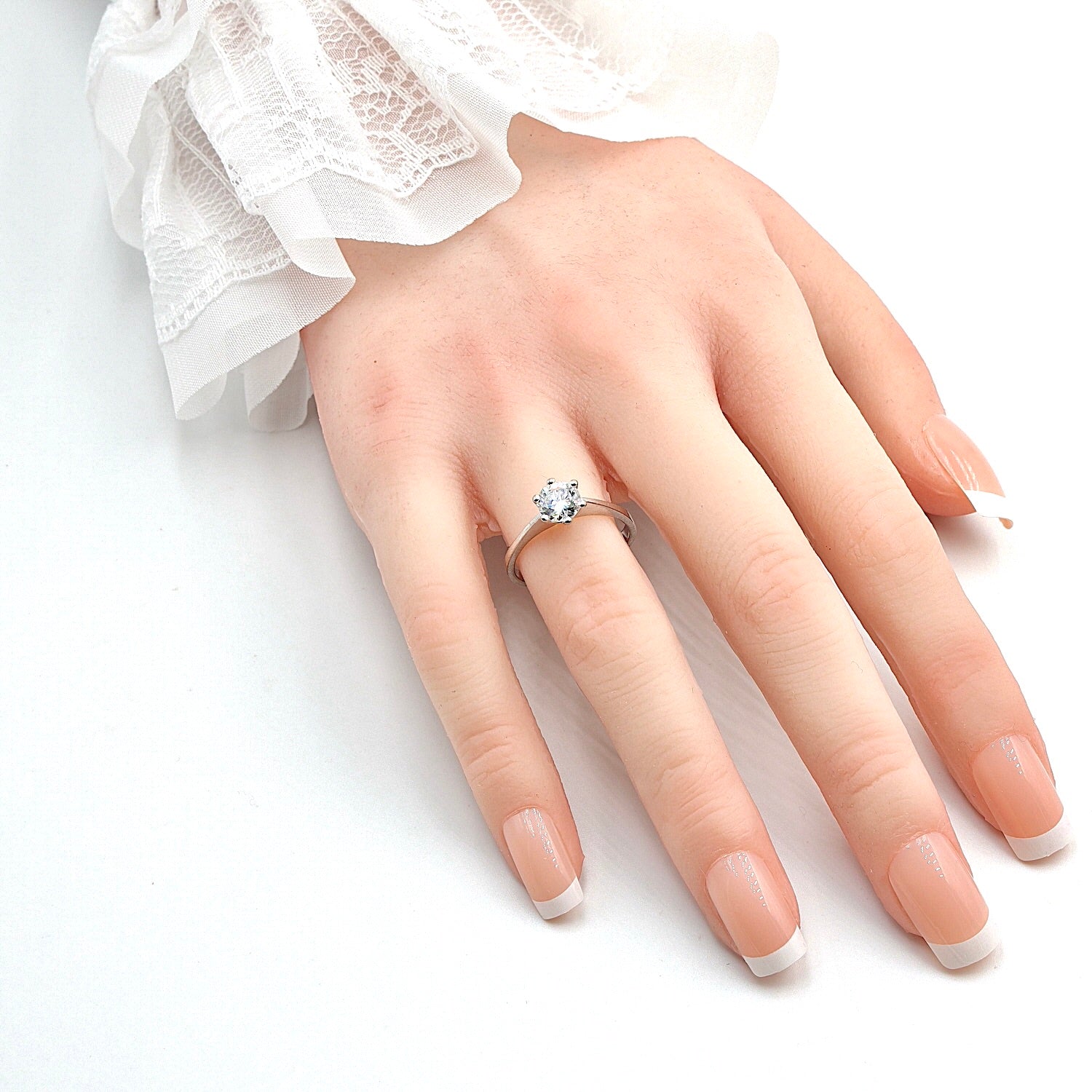 Ring in 750er Weißgold mit einem Brillanten ca. 0,90 ct, an der Hand