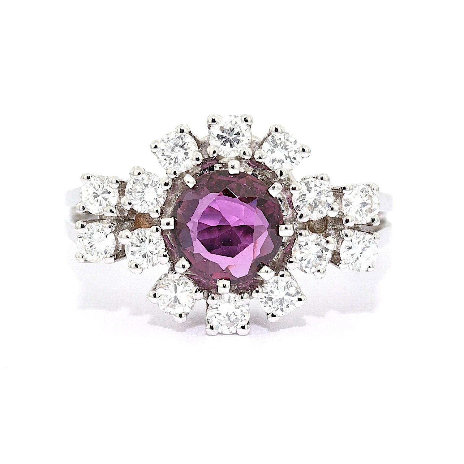 Vintage Ring in 585er Weißgold mit einem violetten Saphir und Brillanten, liegend frontal