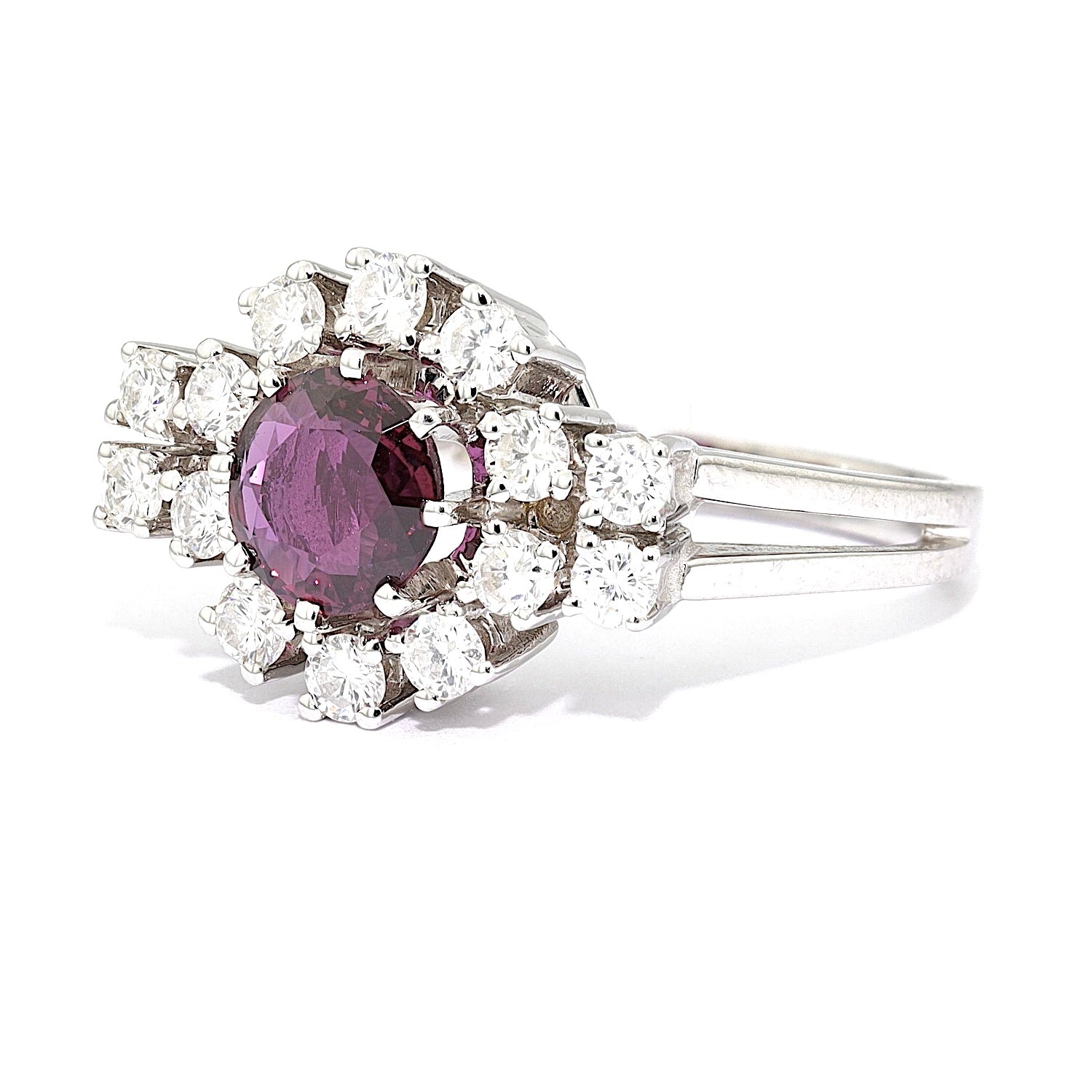 Vintage Ring in 585er Weißgold mit einem violetten Saphir und Brillanten, liegend links gedreht