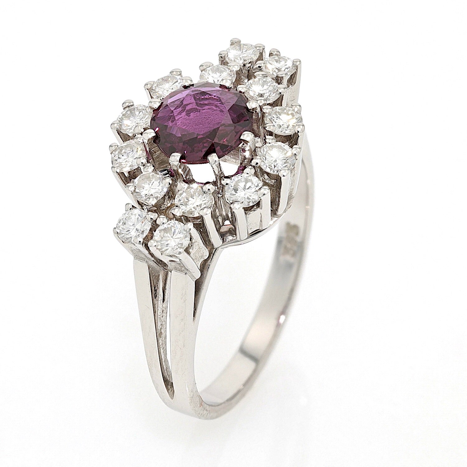 Vintage Ring in 585er Weißgold mit einem violetten Saphir und Brillanten, stehend