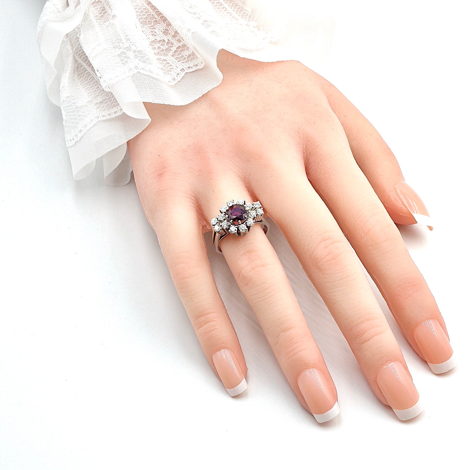 Vintage Ring in 585er Weißgold mit einem violetten Saphir und Brillanten, an der Hand