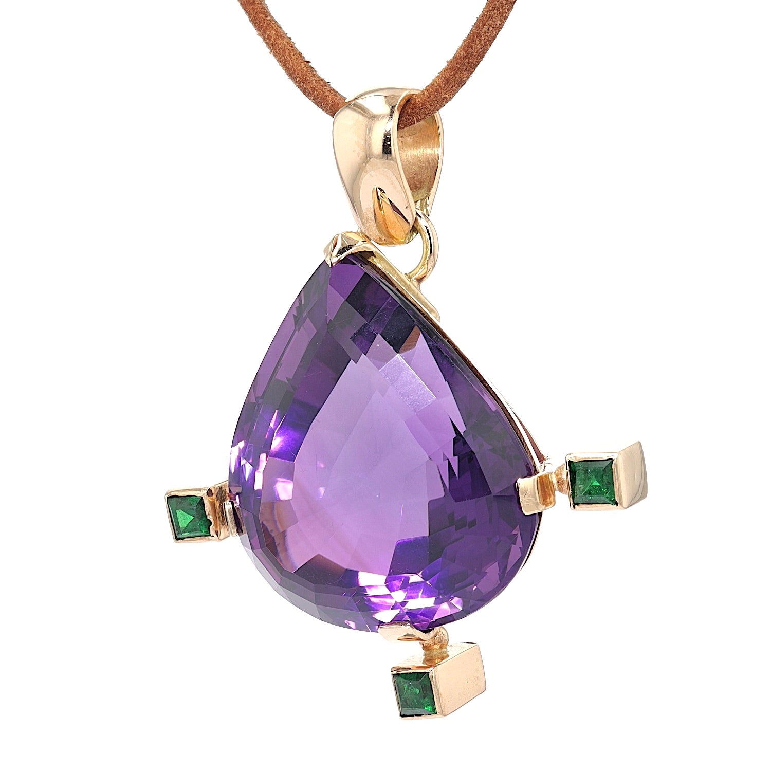 Anhänger in 585er Gelbgold mit einem Amethyst und Tsavolithen, hängend links gedreht