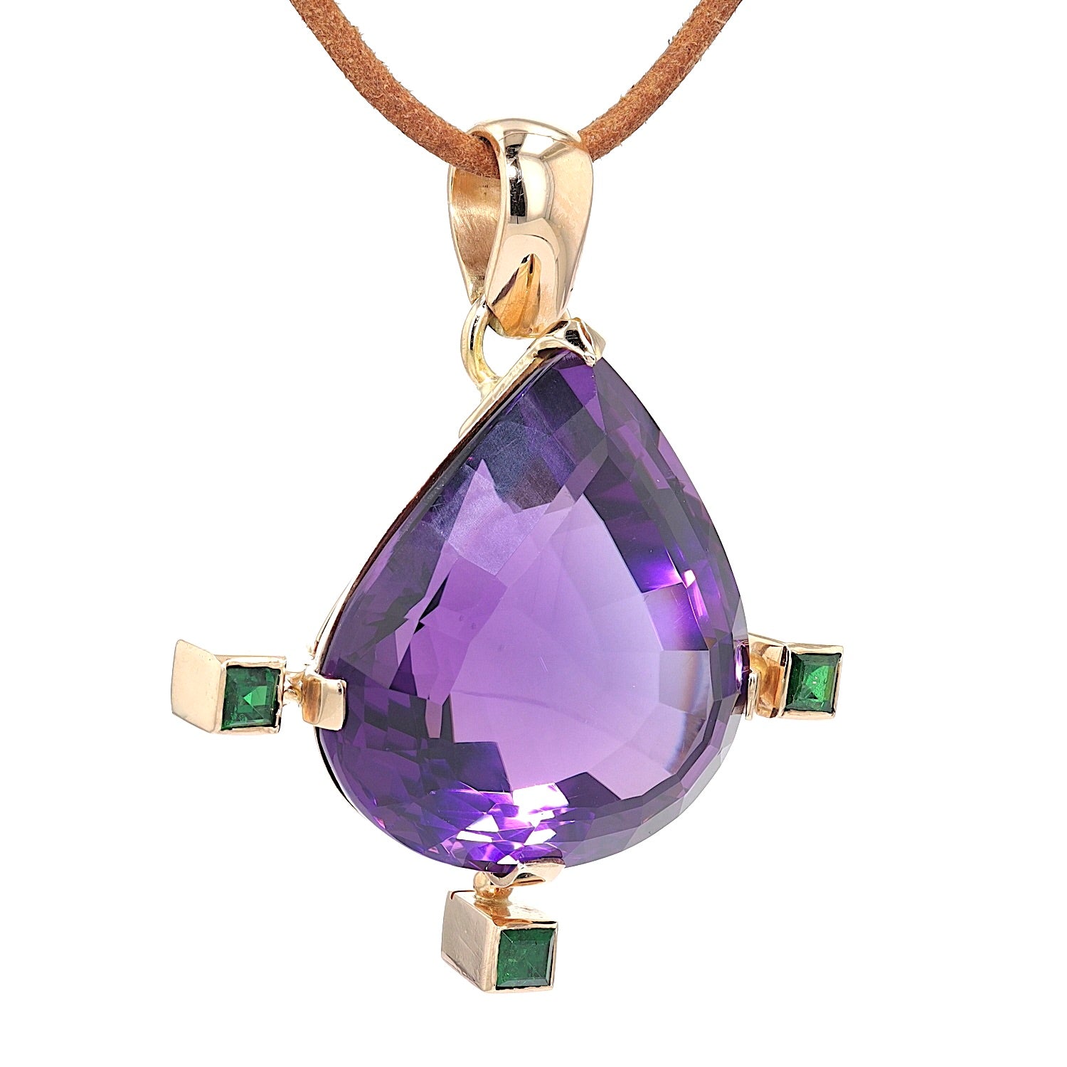 Anhänger in 585er Gelbgold mit einem Amethyst und Tsavolithen, hängend rechts gedreht