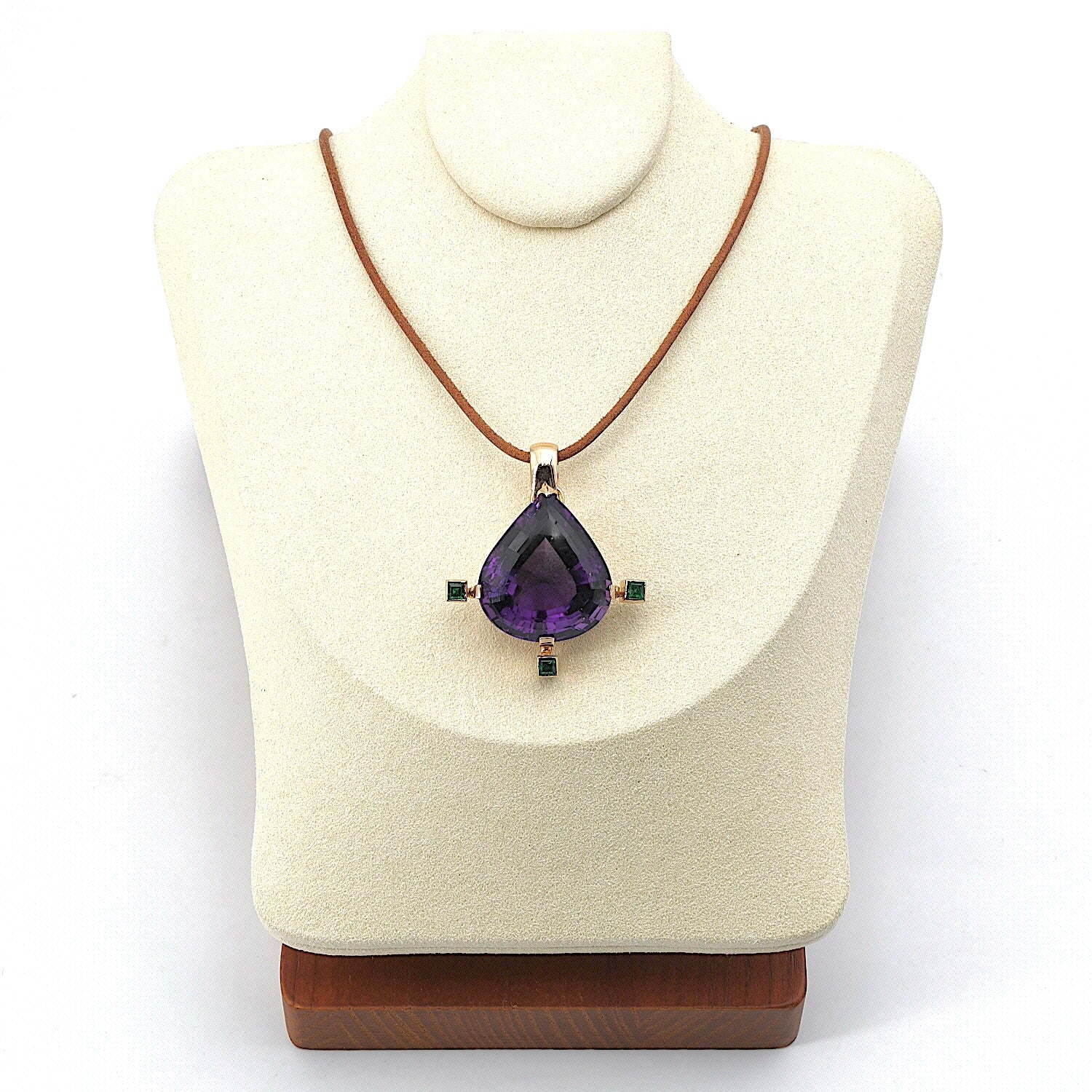 Anhänger in 585er Gelbgold mit einem Amethyst und Tsavolithen, an der Büste