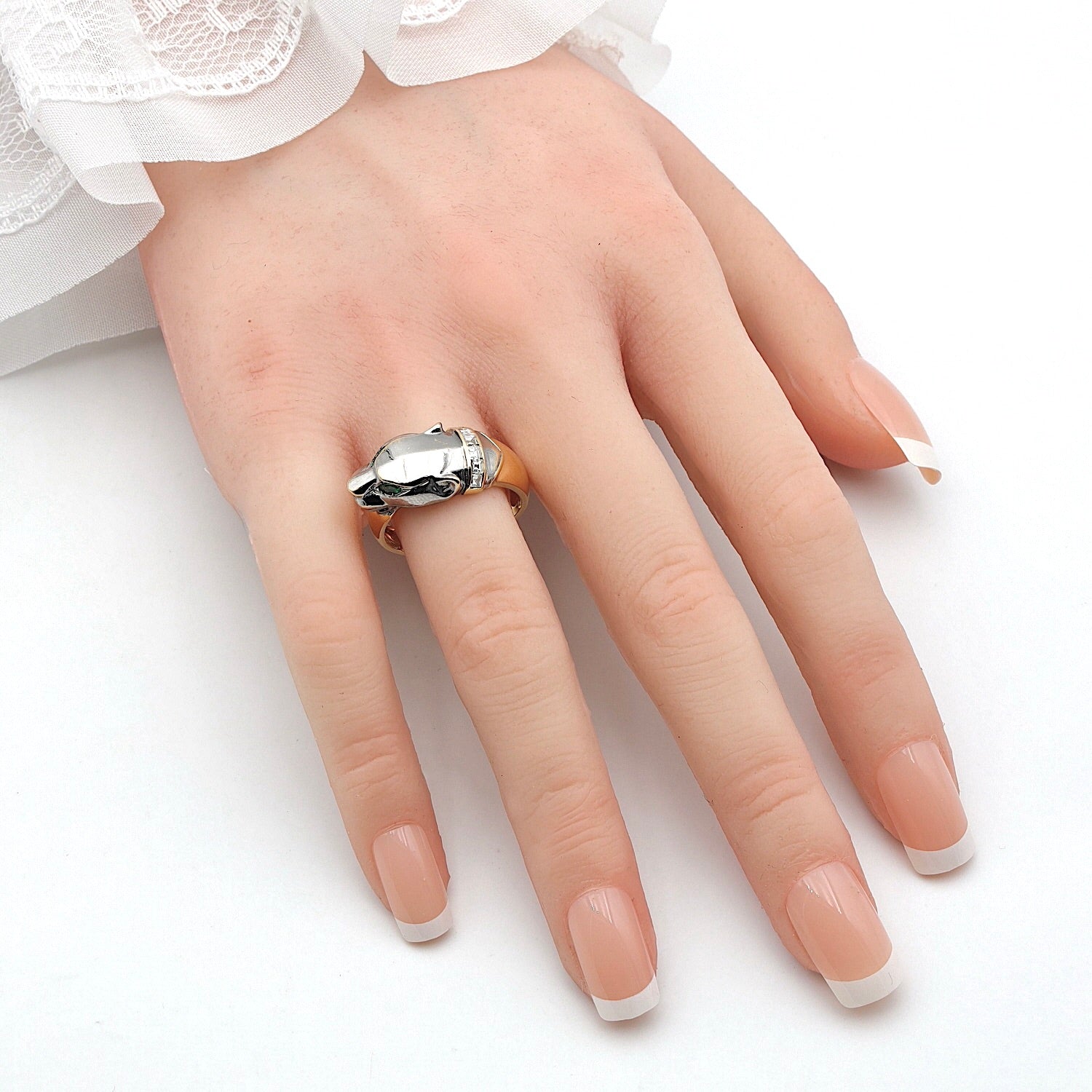 Gay Frères Ring in 750er Gold Bicolor mit Diamanten und Smaragden, an der Hand