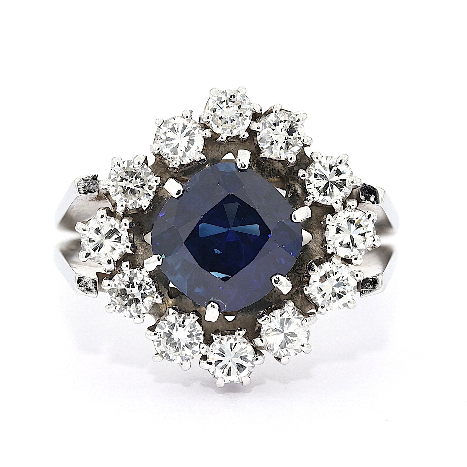 Ring in 590er Weißgold mit einem Saphir und insgesamt ca. 1 ct Brillanten, liegend frontal