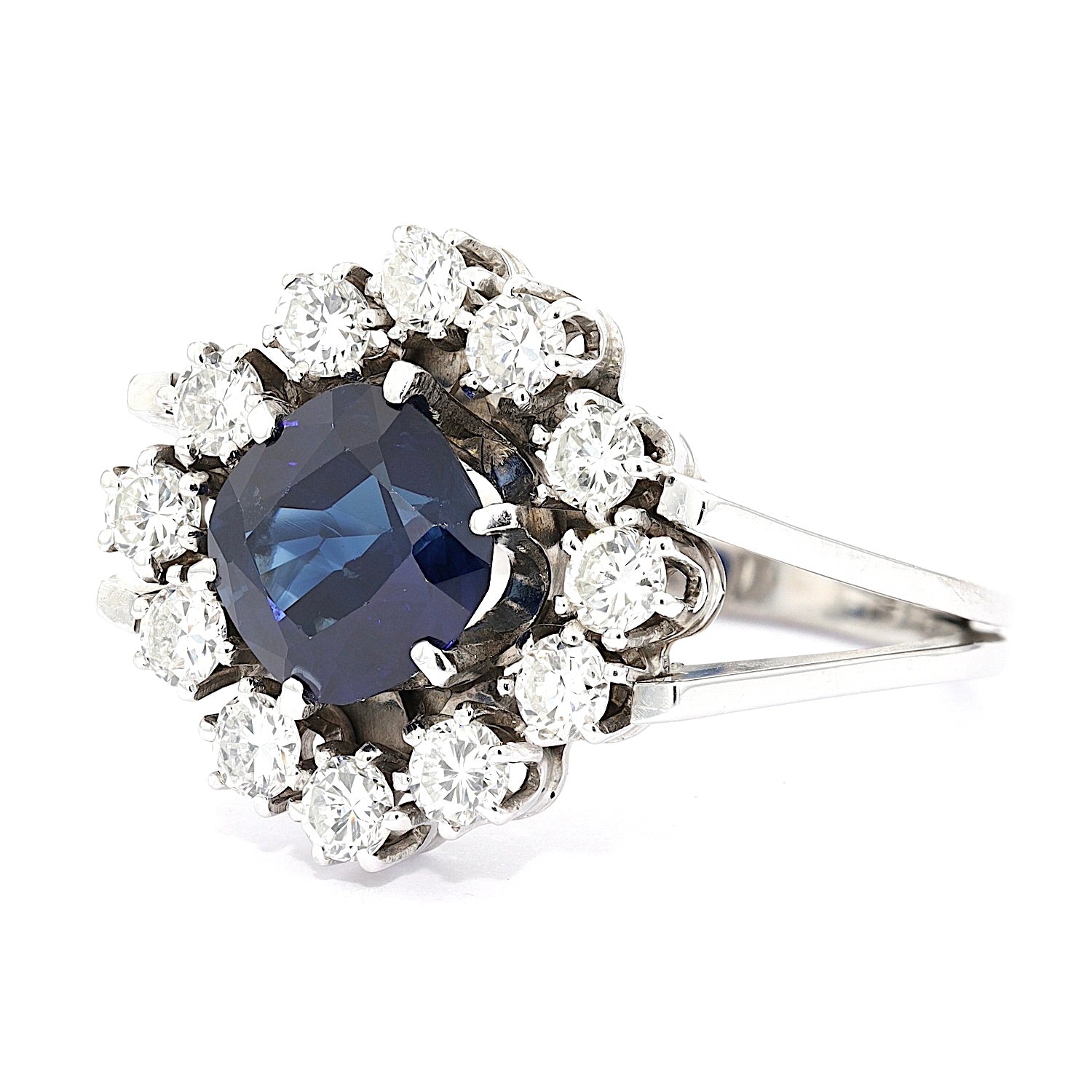 Ring in 590er Weißgold mit einem Saphir und insgesamt ca. 1 ct Brillanten, liegend links gedreht