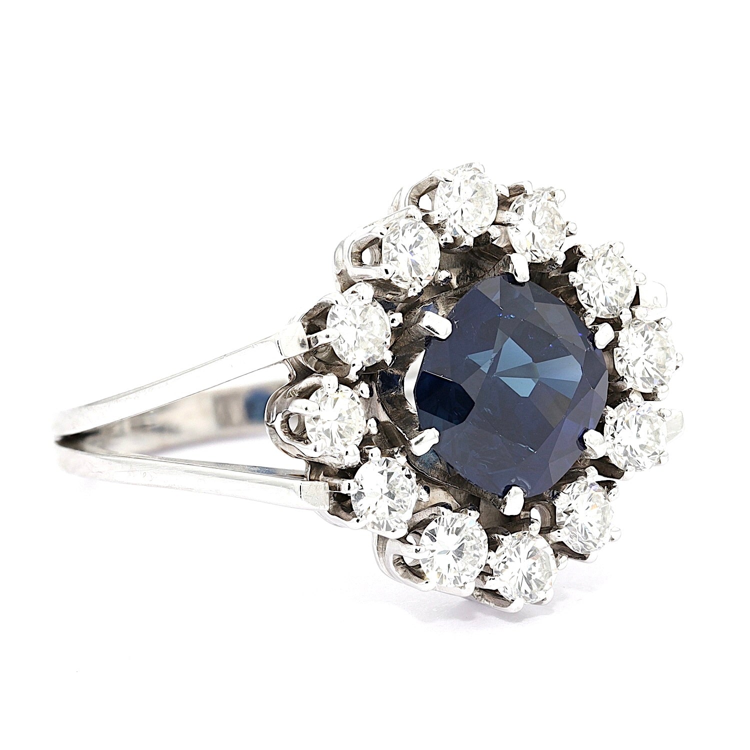 Ring in 590er Weißgold mit einem Saphir und insgesamt ca. 1 ct Brillanten, liegend rechts gedreht