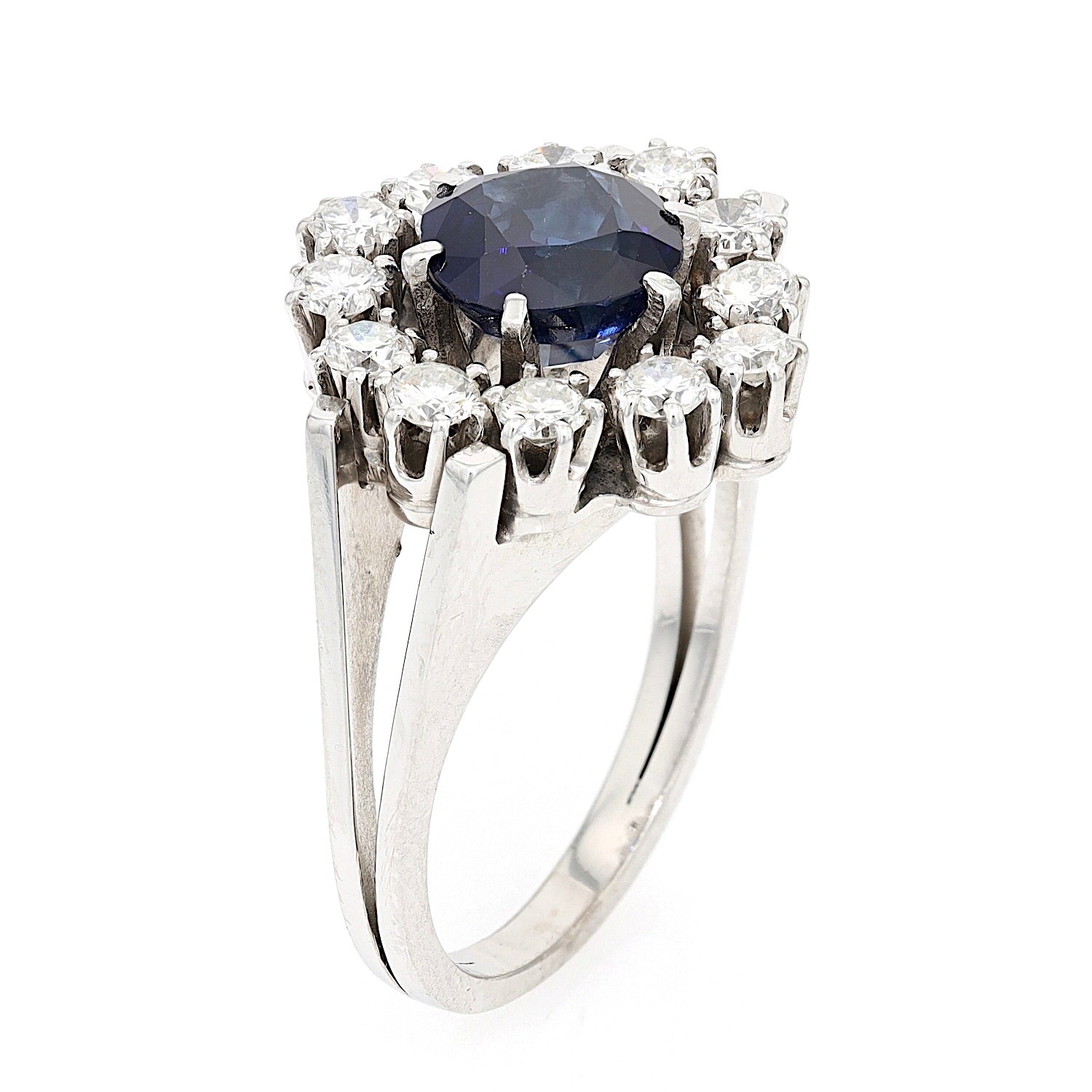 Ring in 590er Weißgold mit einem Saphir und insgesamt ca. 1 ct Brillanten, stehend