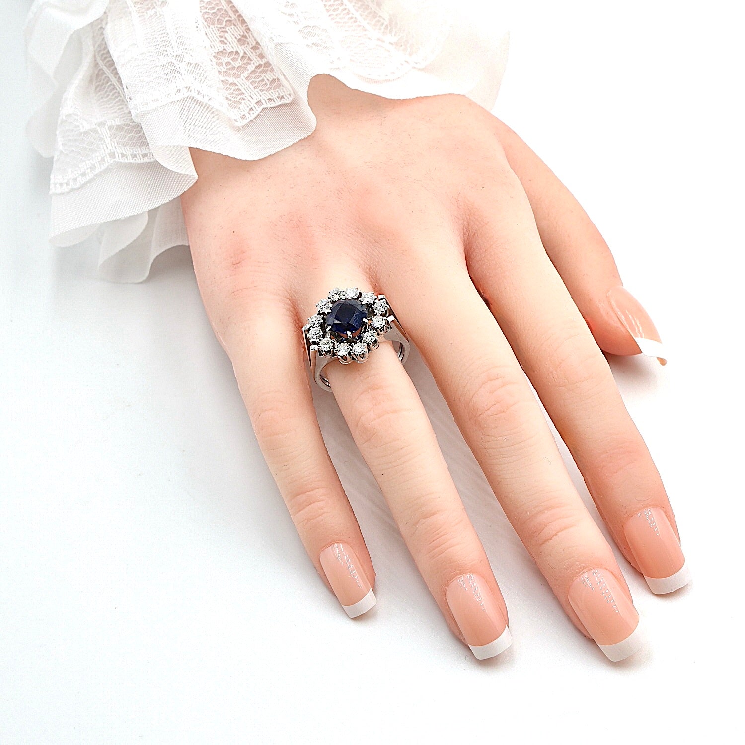 Ring in 590er Weißgold mit einem Saphir und insgesamt ca. 1 ct Brillanten, an der Hand