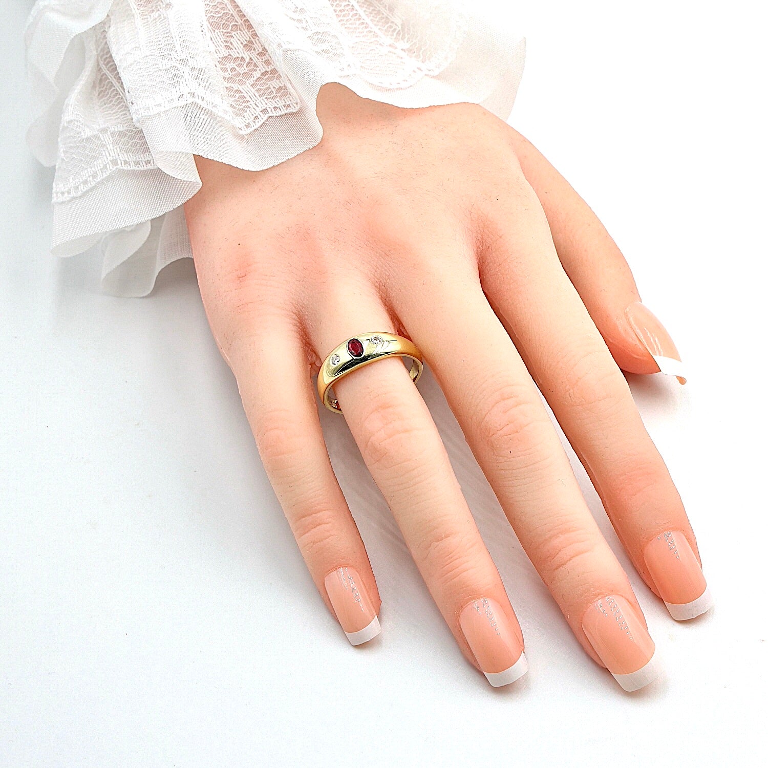 Ring in 585er Gelbgold mit einem Rubin und Brillanten, an der Hand