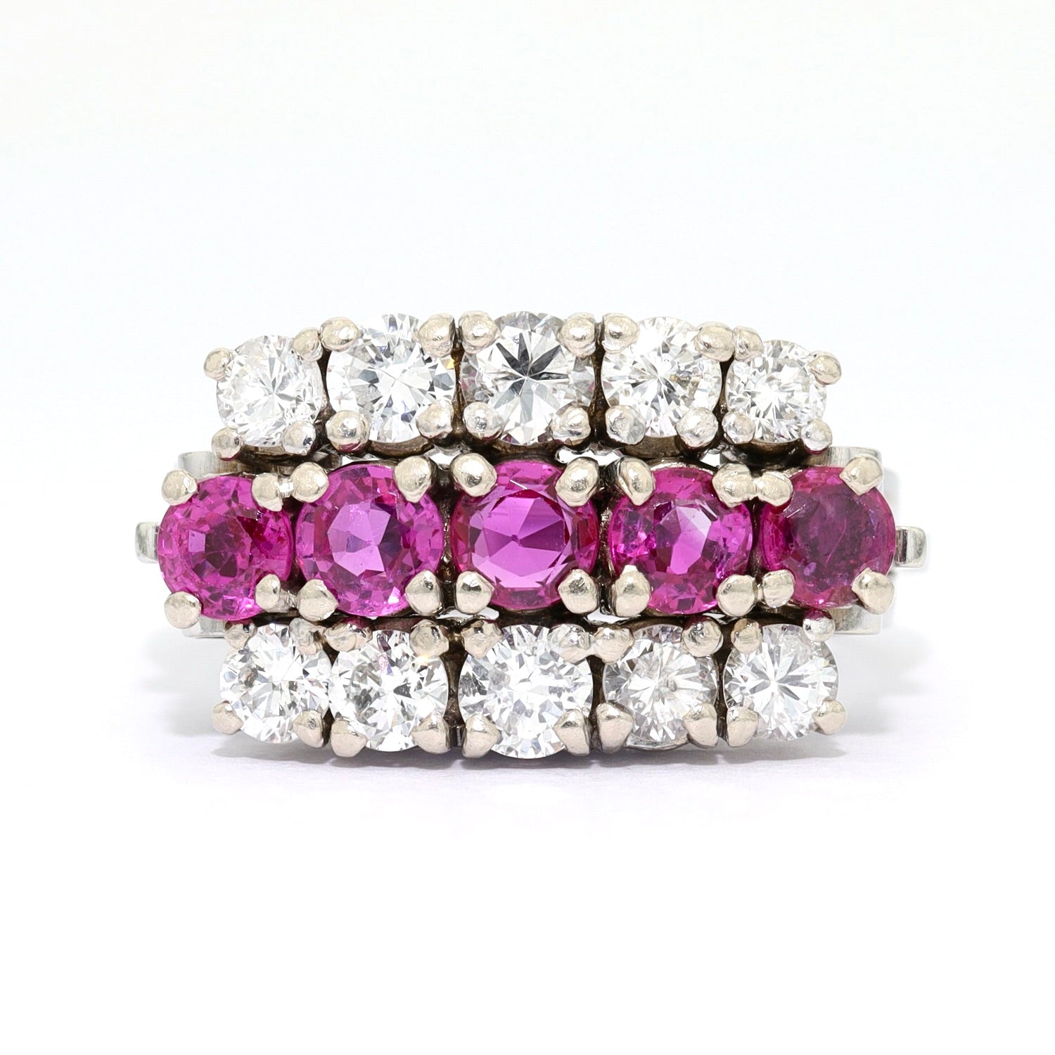 Vintage Ring in 750er Weißgold mit Rubinen und insgesamt ca. 1 ct Brillanten, liegend frontal